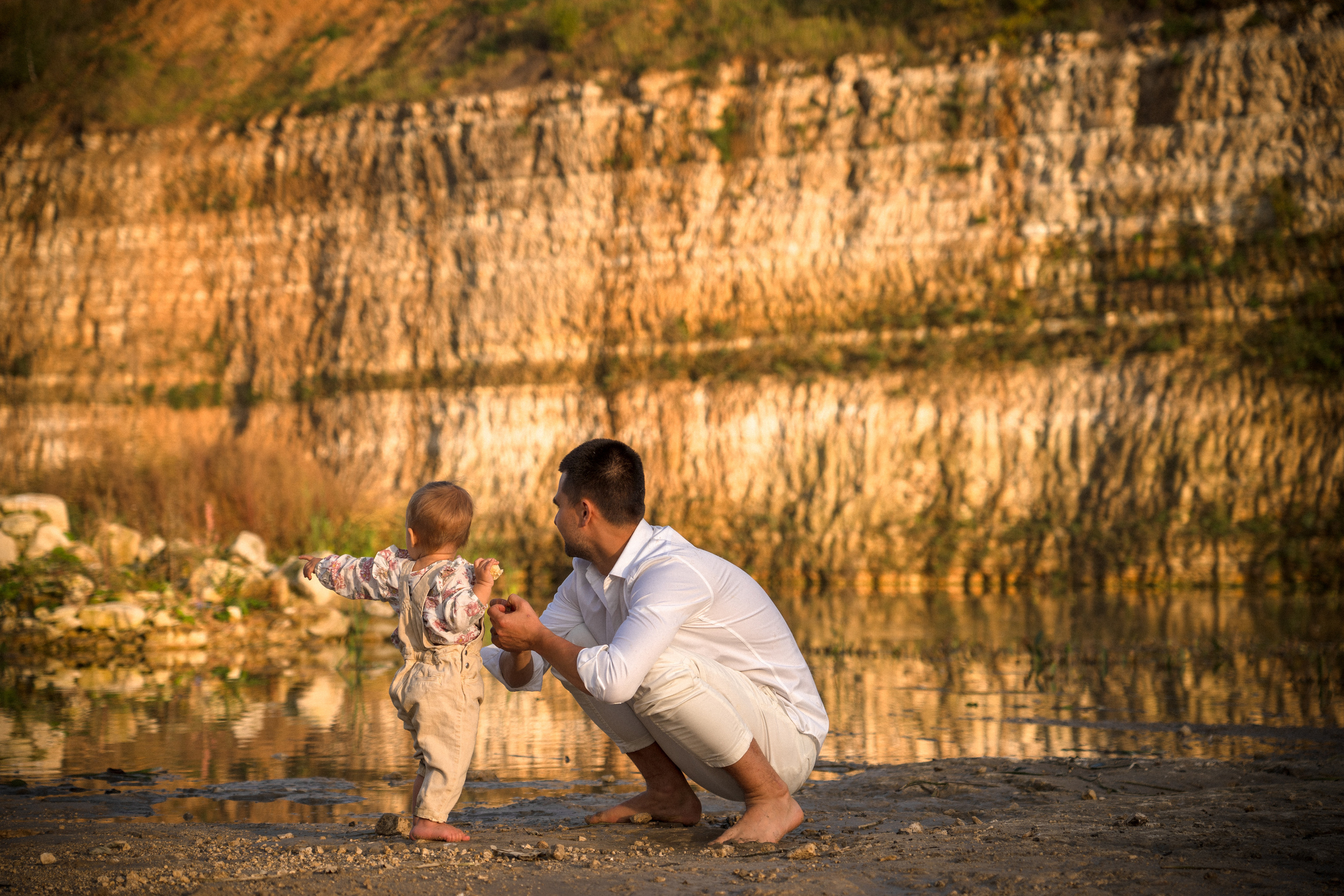 Семейная фотосессия для Люси, Айрата, Ясмин и Кекса в секретной локации на карьерах, где добывают известняк, в тридцати километрах от Москвы. Золотая осень, сентбярь, закат. 