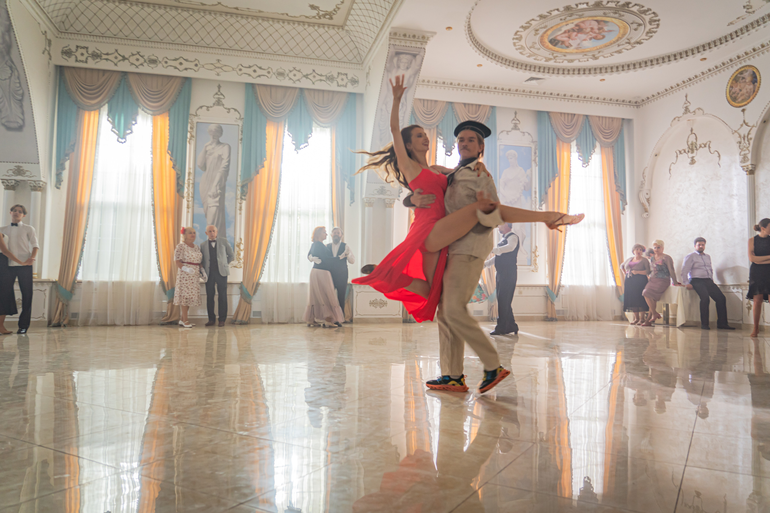 Съемка бэкстейджа сериала Сергея Жигунова Три друга, клад и матрос Кошка я была фотографом на мероприятии на финальном съемочном дне с огромной съемочной командой — операторы, режиссеры, актеры, гримеры, стилисты, костюмеры киношники киноделы кино киноплощадка 