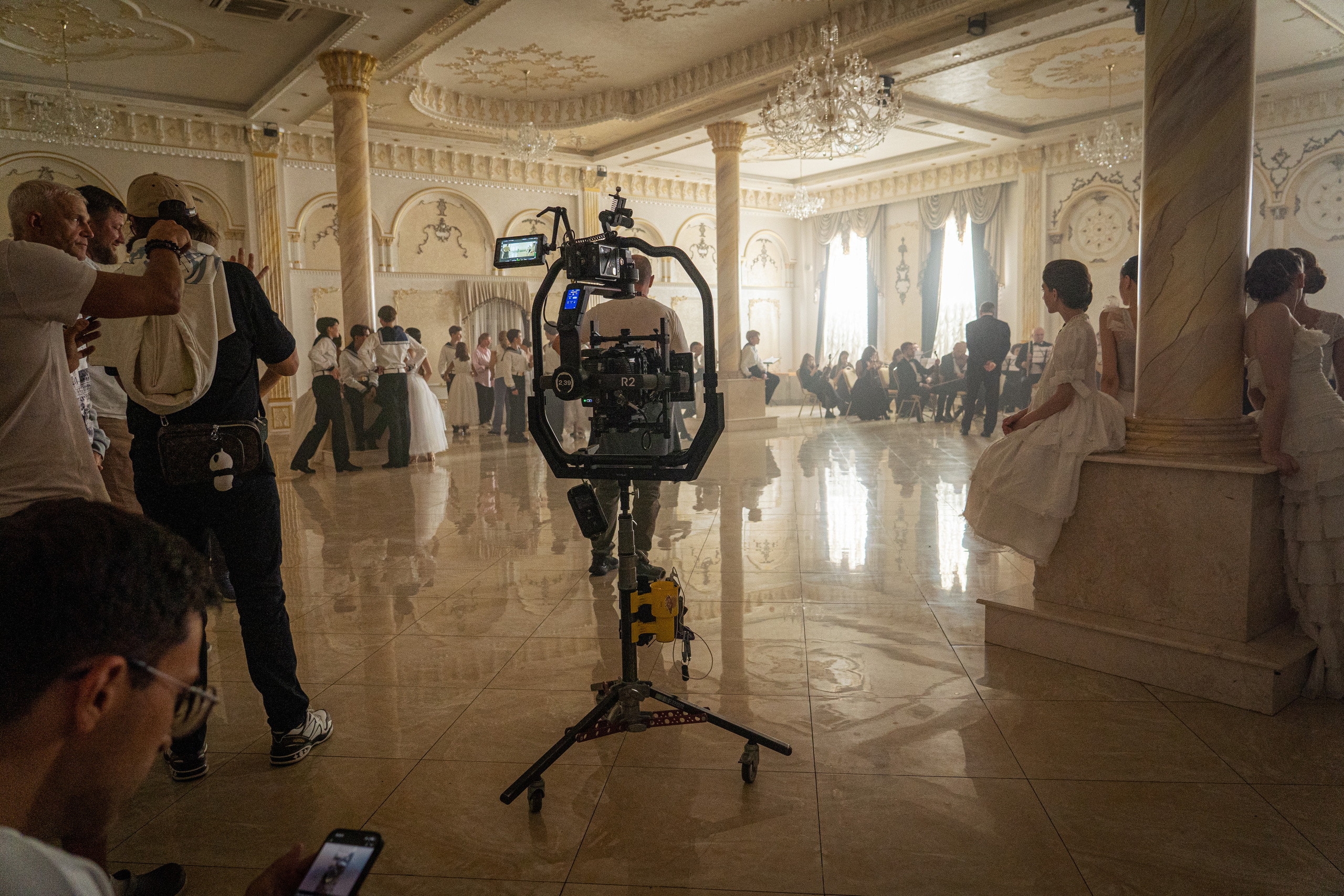 Съемка бэкстейджа сериала Сергея Жигунова Три друга, клад и матрос Кошка я была фотографом на мероприятии на финальном съемочном дне с огромной съемочной командой — операторы, режиссеры, актеры, гримеры, стилисты, костюмеры киношники киноделы кино киноплощадка 