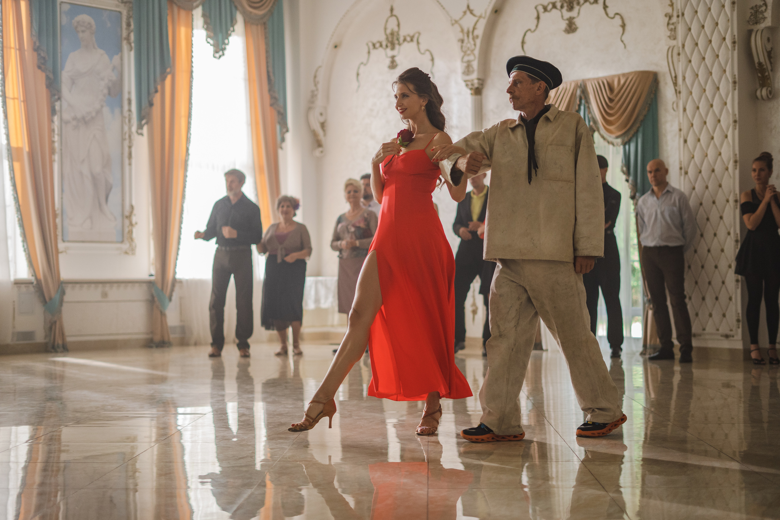 Съемка бэкстейджа сериала Сергея Жигунова Три друга, клад и матрос Кошка я была фотографом на мероприятии на финальном съемочном дне с огромной съемочной командой — операторы, режиссеры, актеры, гримеры, стилисты, костюмеры киношники киноделы кино киноплощадка 