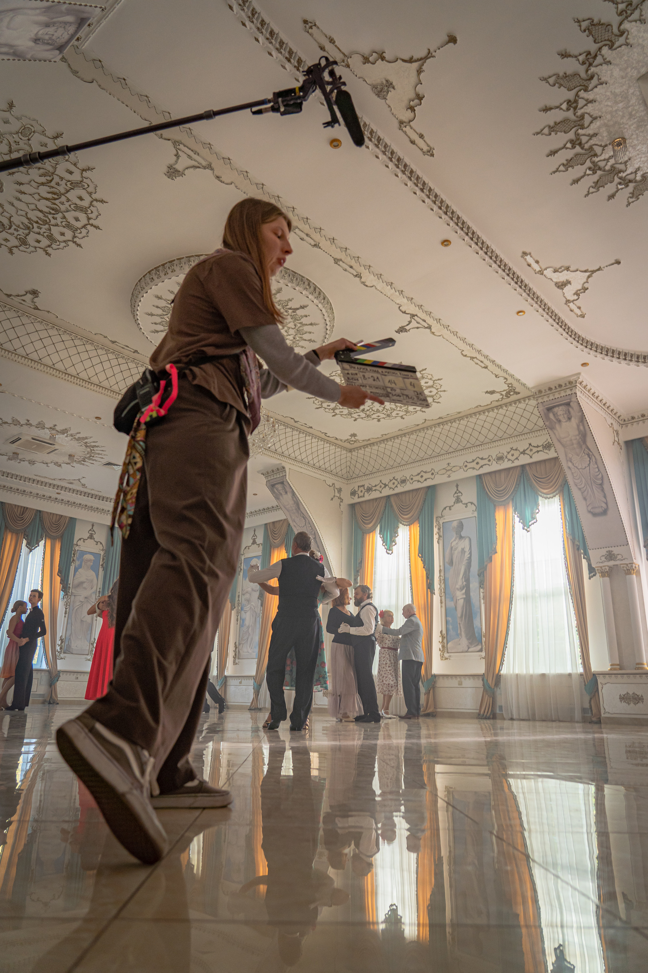 Съемка бэкстейджа сериала Сергея Жигунова Три друга, клад и матрос Кошка я была фотографом на мероприятии на финальном съемочном дне с огромной съемочной командой — операторы, режиссеры, актеры, гримеры, стилисты, костюмеры киношники киноделы кино киноплощадка 