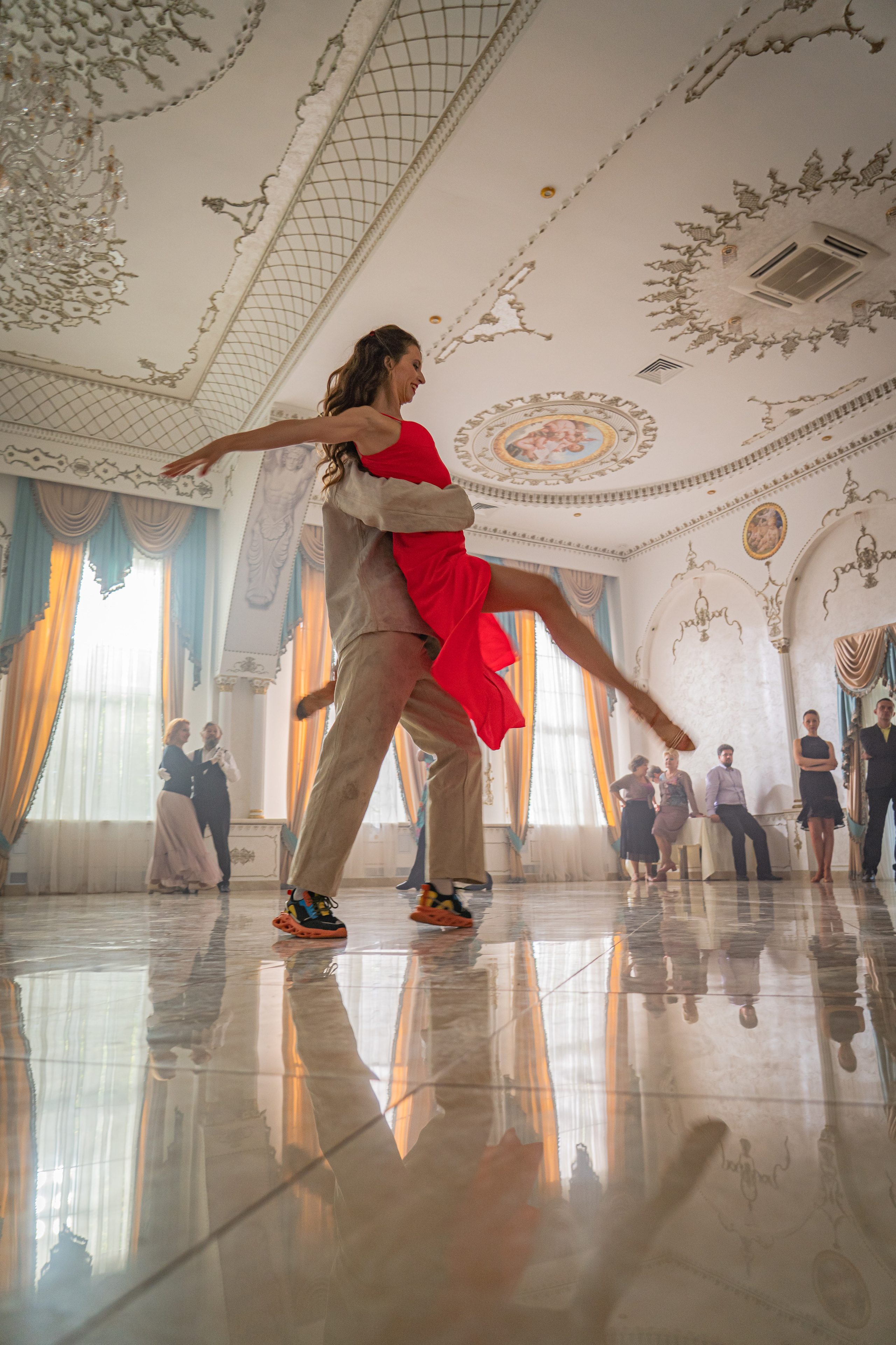 Съемка бэкстейджа сериала Сергея Жигунова Три друга, клад и матрос Кошка я была фотографом на мероприятии на финальном съемочном дне с огромной съемочной командой — операторы, режиссеры, актеры, гримеры, стилисты, костюмеры киношники киноделы кино киноплощадка 