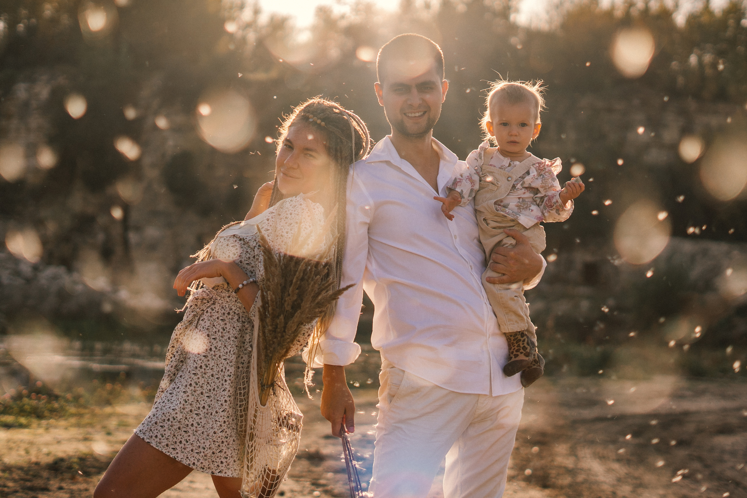 Семейная фотосессия для Люси, Айрата, Ясмин и Кекса в секретной локации на карьерах, где добывают известняк, в тридцати километрах от Москвы. Золотая осень, сентбярь, закат. 