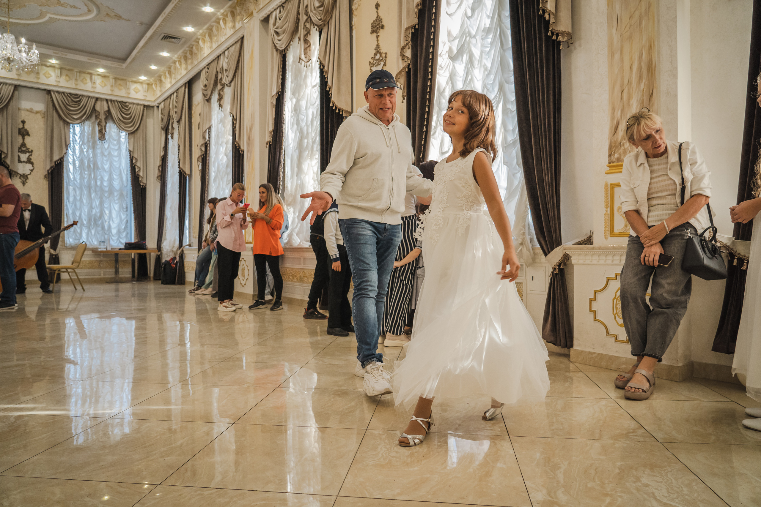 Съемка бэкстейджа сериала Сергея Жигунова Три друга, клад и матрос Кошка я была фотографом на мероприятии на финальном съемочном дне с огромной съемочной командой — операторы, режиссеры, актеры, гримеры, стилисты, костюмеры киношники киноделы кино киноплощадка 