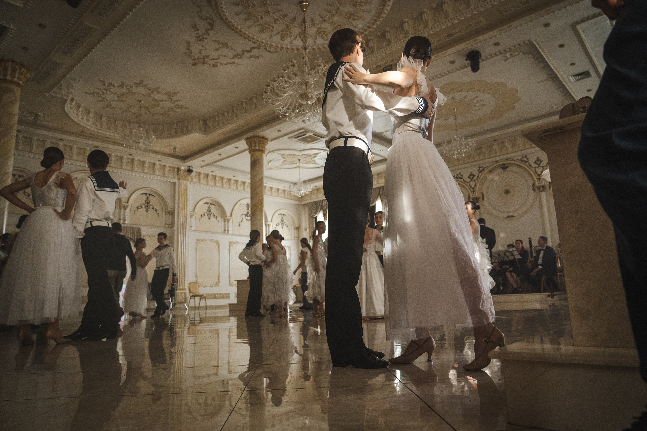 Съемка бэкстейджа сериала Сергея Жигунова Три друга, клад и матрос Кошка я была фотографом на мероприятии на финальном съемочном дне с огромной съемочной командой — операторы, режиссеры, актеры, гримеры, стилисты, костюмеры киношники киноделы кино киноплощадка 