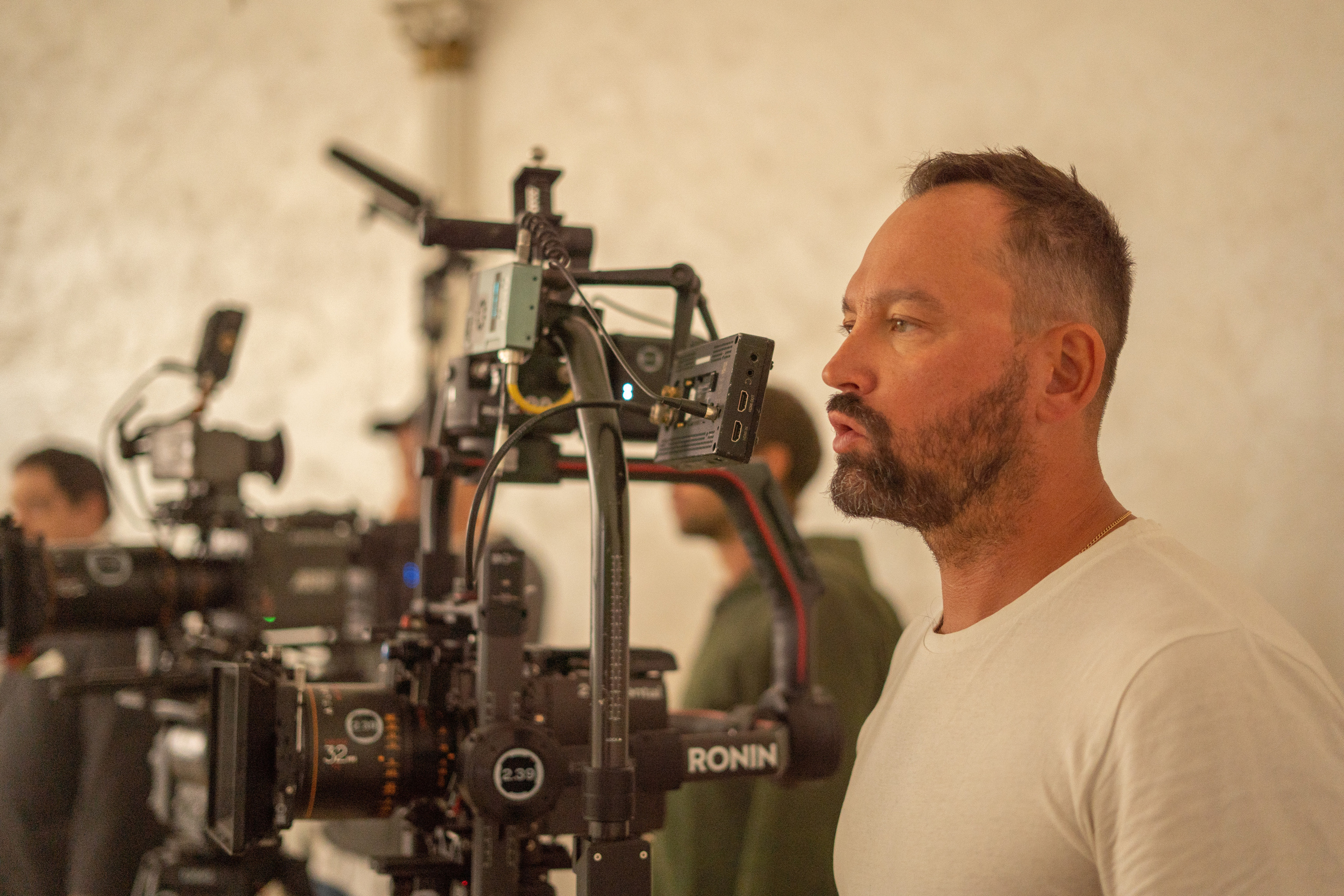 Съемка бэкстейджа сериала Сергея Жигунова Три друга, клад и матрос Кошка я была фотографом на мероприятии на финальном съемочном дне с огромной съемочной командой — операторы, режиссеры, актеры, гримеры, стилисты, костюмеры