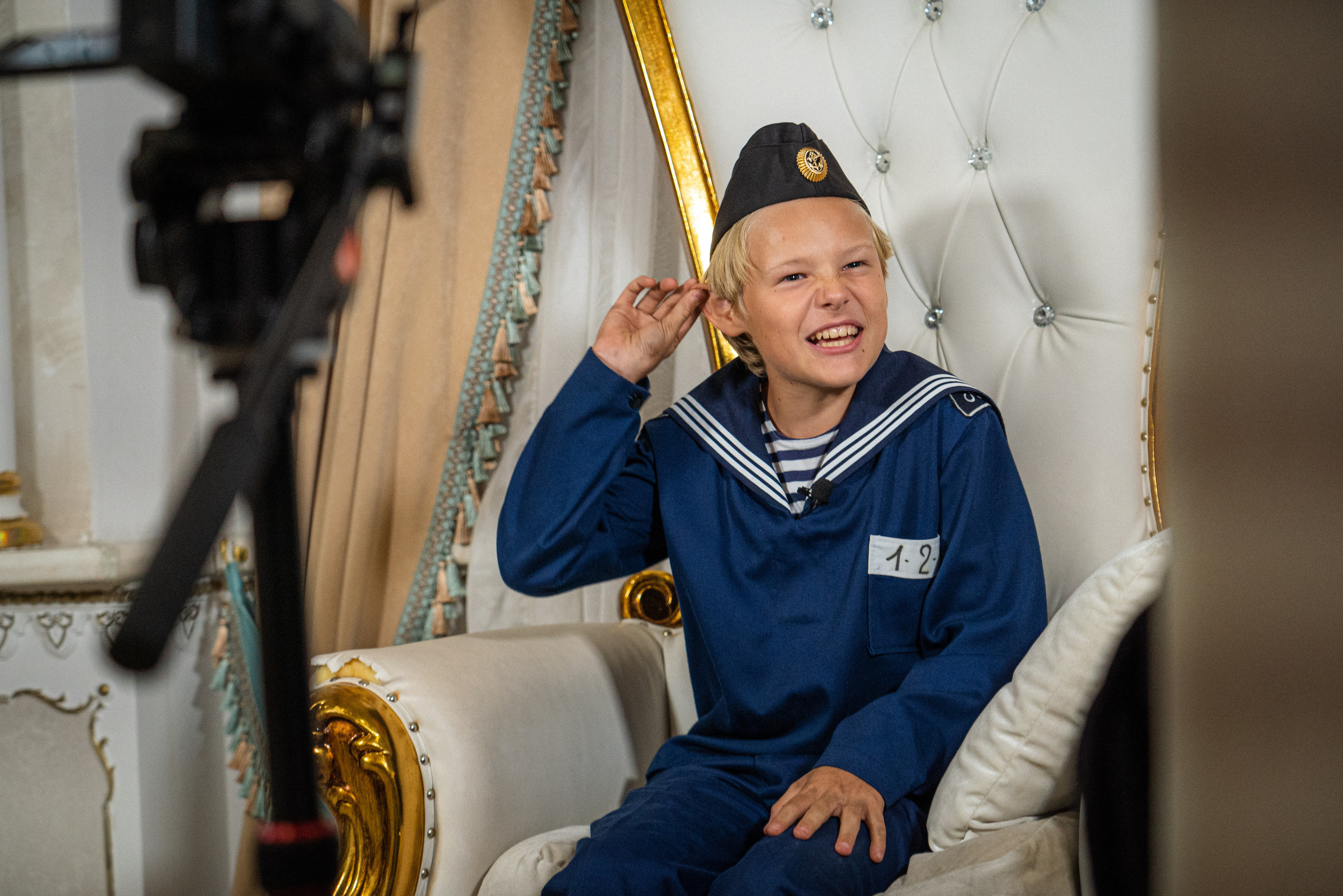 Съемка бэкстейджа сериала Сергея Жигунова Три друга, клад и матрос Кошка я была фотографом на мероприятии на финальном съемочном дне с огромной съемочной командой — операторы, режиссеры, актеры, гримеры, стилисты, костюмеры киношники киноделы кино киноплощадка 