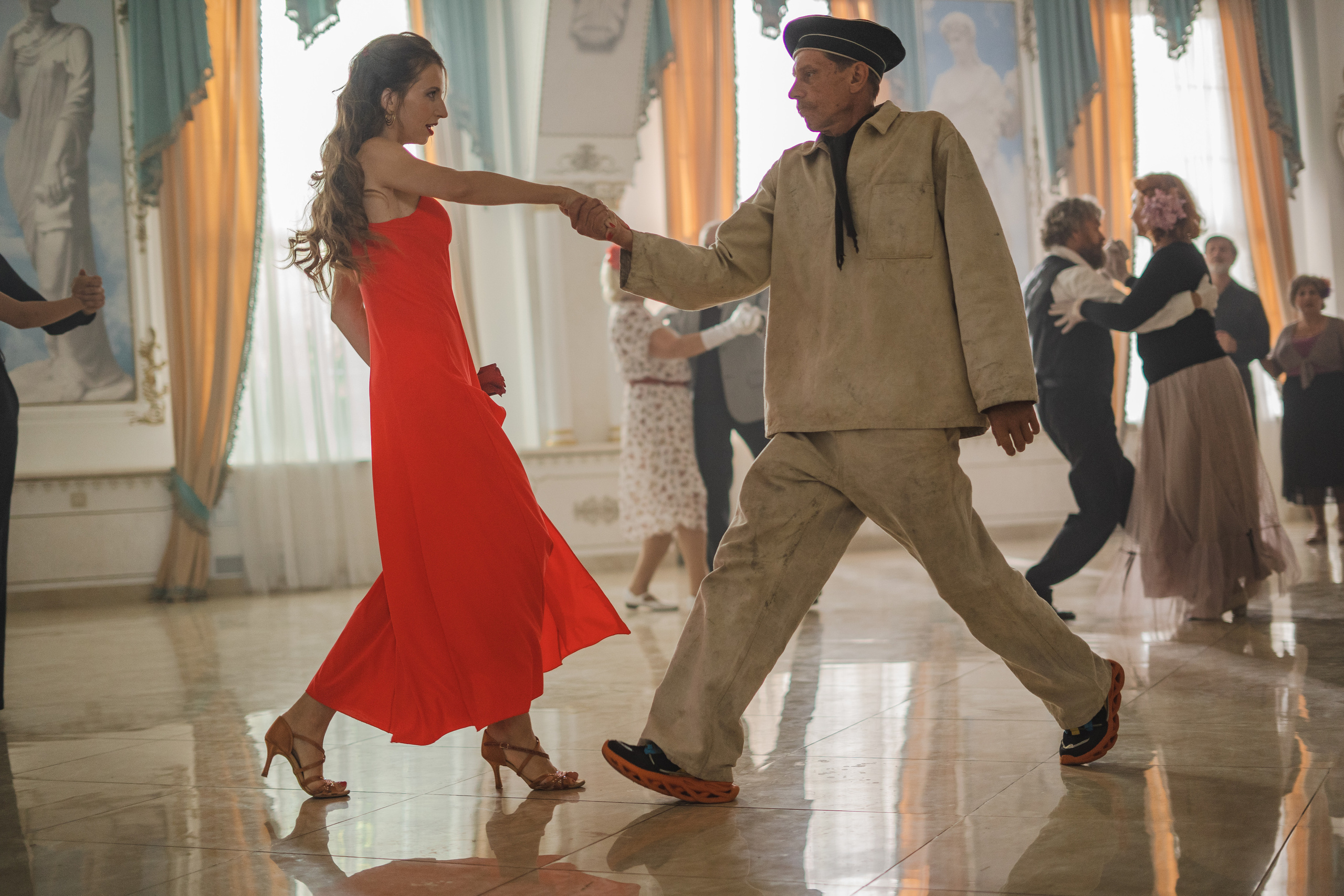 Съемка бэкстейджа сериала Сергея Жигунова Три друга, клад и матрос Кошка я была фотографом на мероприятии на финальном съемочном дне с огромной съемочной командой — операторы, режиссеры, актеры, гримеры, стилисты, костюмеры киношники киноделы кино киноплощадка 