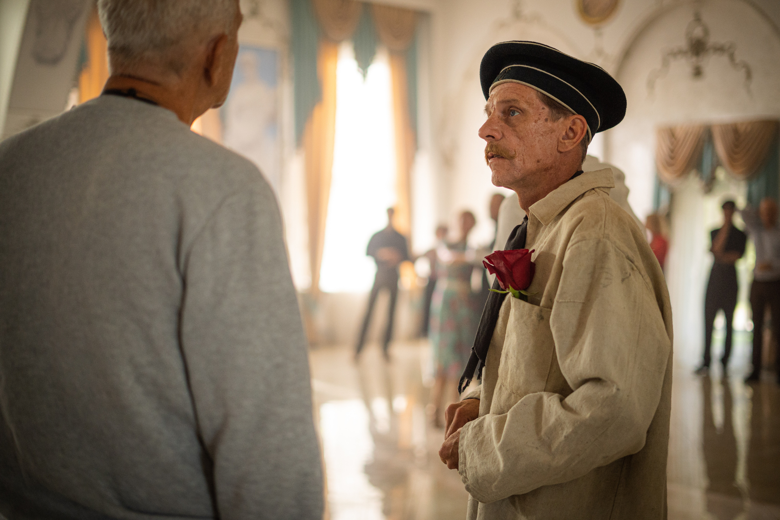 Съемка бэкстейджа сериала Сергея Жигунова Три друга, клад и матрос Кошка я была фотографом на мероприятии на финальном съемочном дне с огромной съемочной командой — операторы, режиссеры, актеры, гримеры, стилисты, костюмеры киношники киноделы кино киноплощадка 