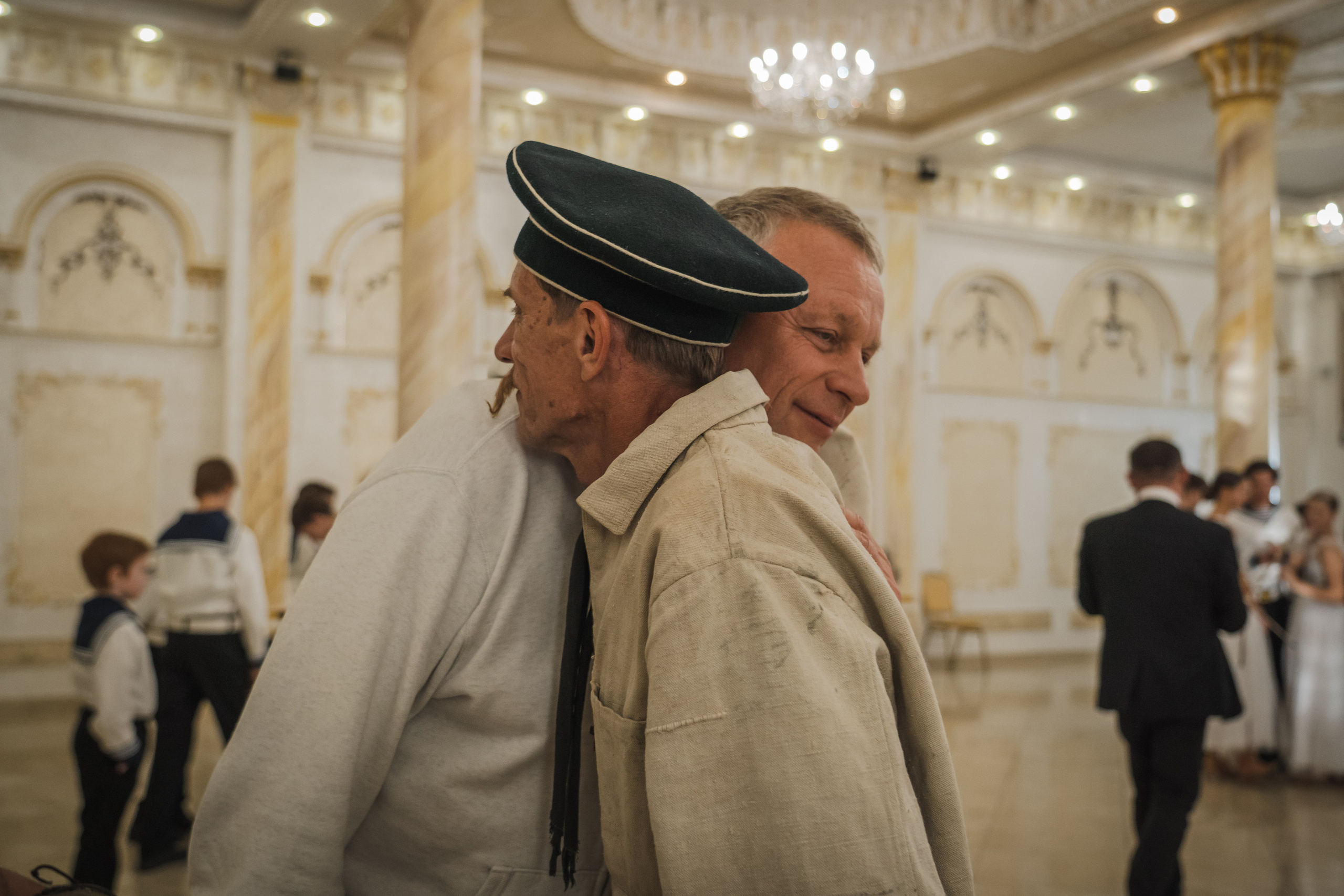 Съемка бэкстейджа сериала Сергея Жигунова Три друга, клад и матрос Кошка я была фотографом на мероприятии на финальном съемочном дне с огромной съемочной командой — операторы, режиссеры, актеры, гримеры, стилисты, костюмеры киношники киноделы кино киноплощадка 