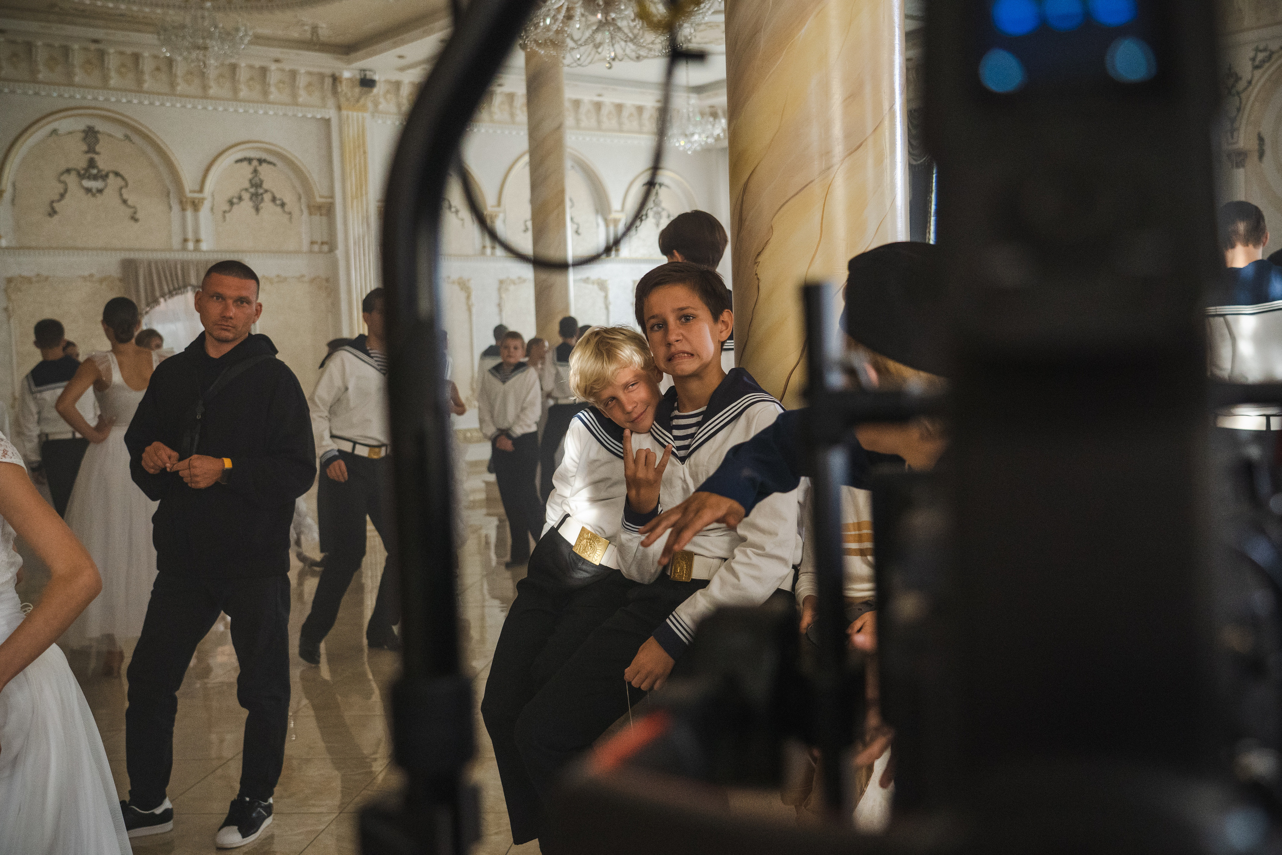 Съемка бэкстейджа сериала Сергея Жигунова Три друга, клад и матрос Кошка я была фотографом на мероприятии на финальном съемочном дне с огромной съемочной командой — операторы, режиссеры, актеры, гримеры, стилисты, костюмеры киношники киноделы кино киноплощадка 