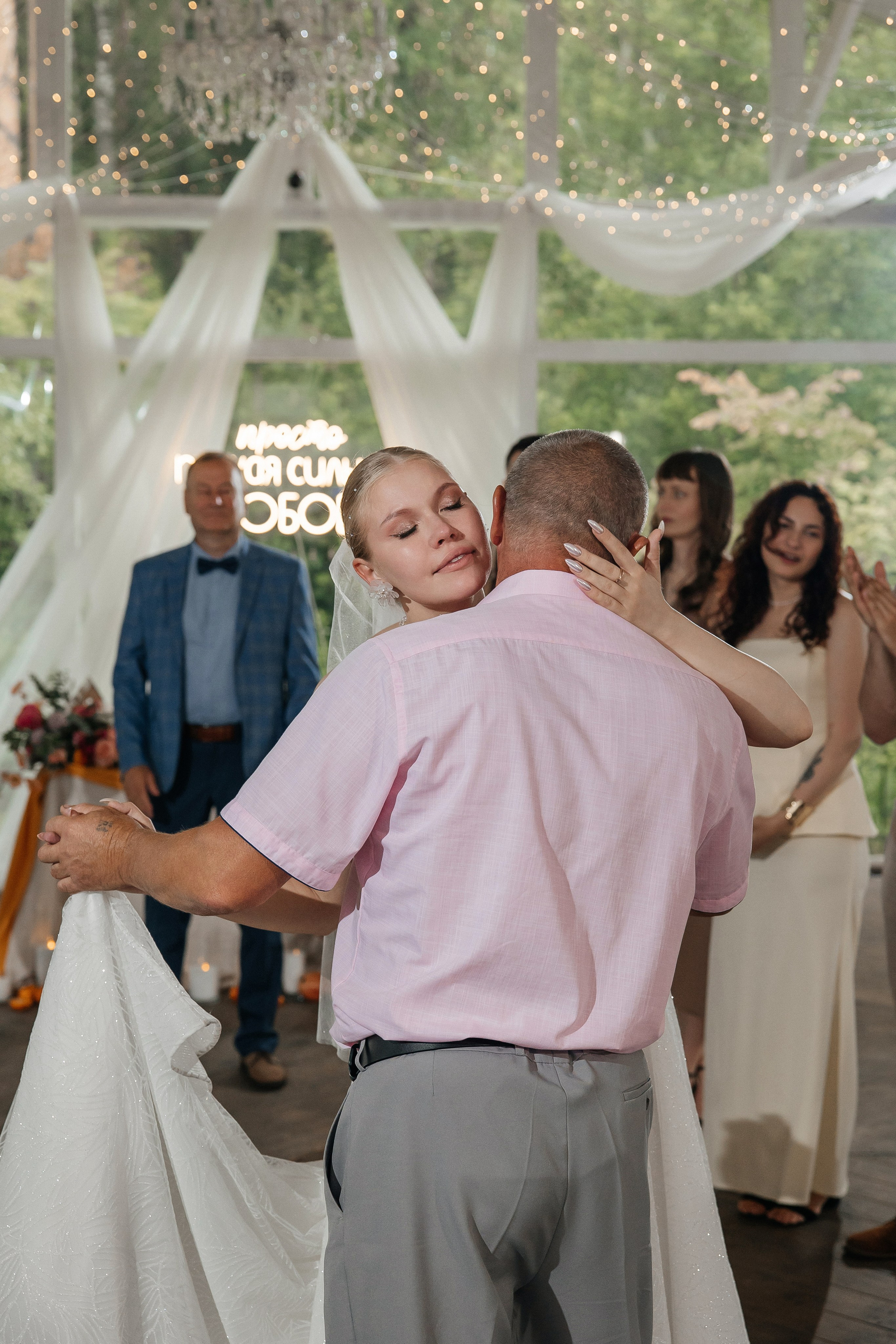 Свадебная фотосессия в ресторане Турандот, свадьба на площадке House for wedding Дом у озера. Свадебный фотограф в Москве Дарья Олендарёва