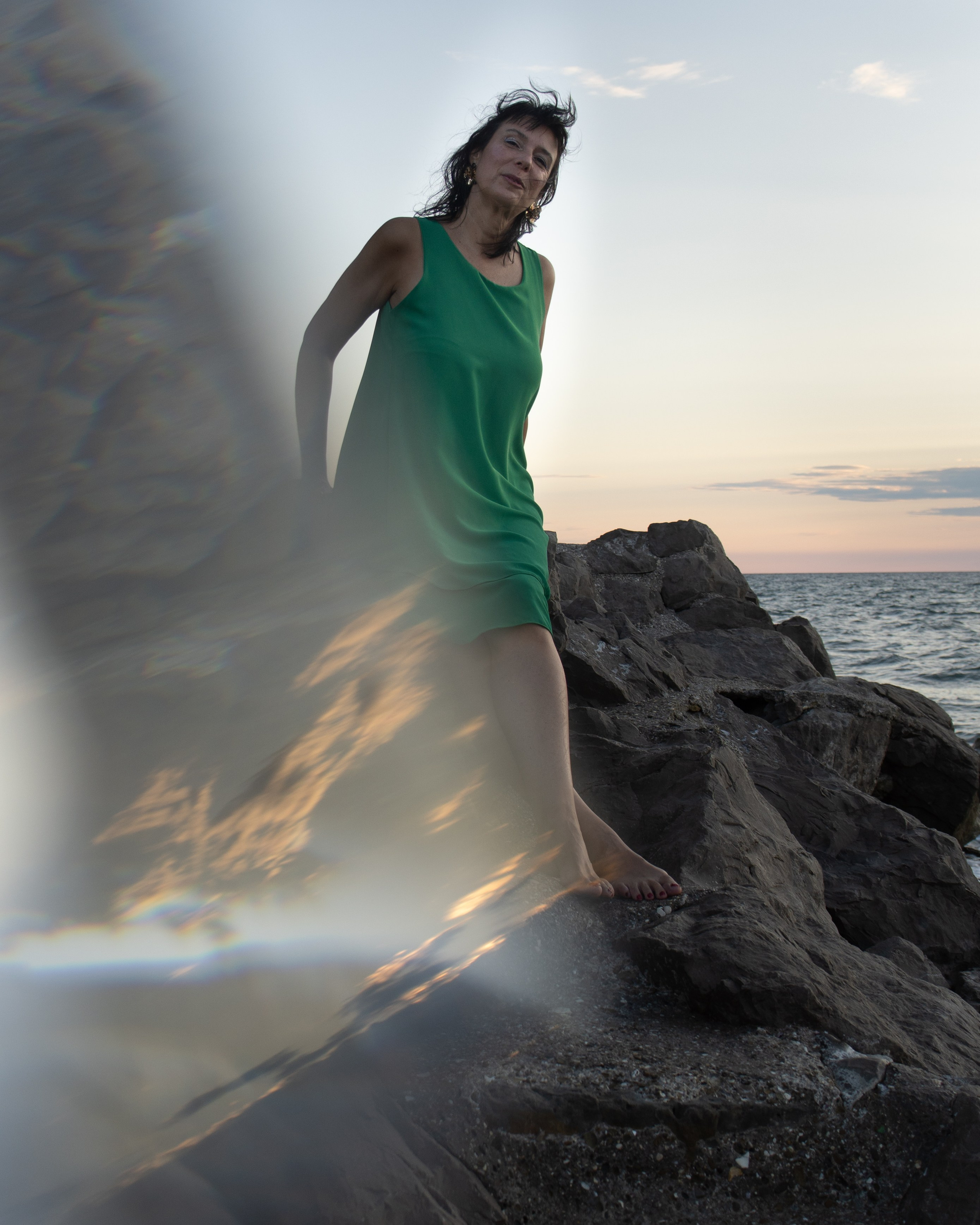 Fotorittratto di una donna al mare in estate  con i riflessi