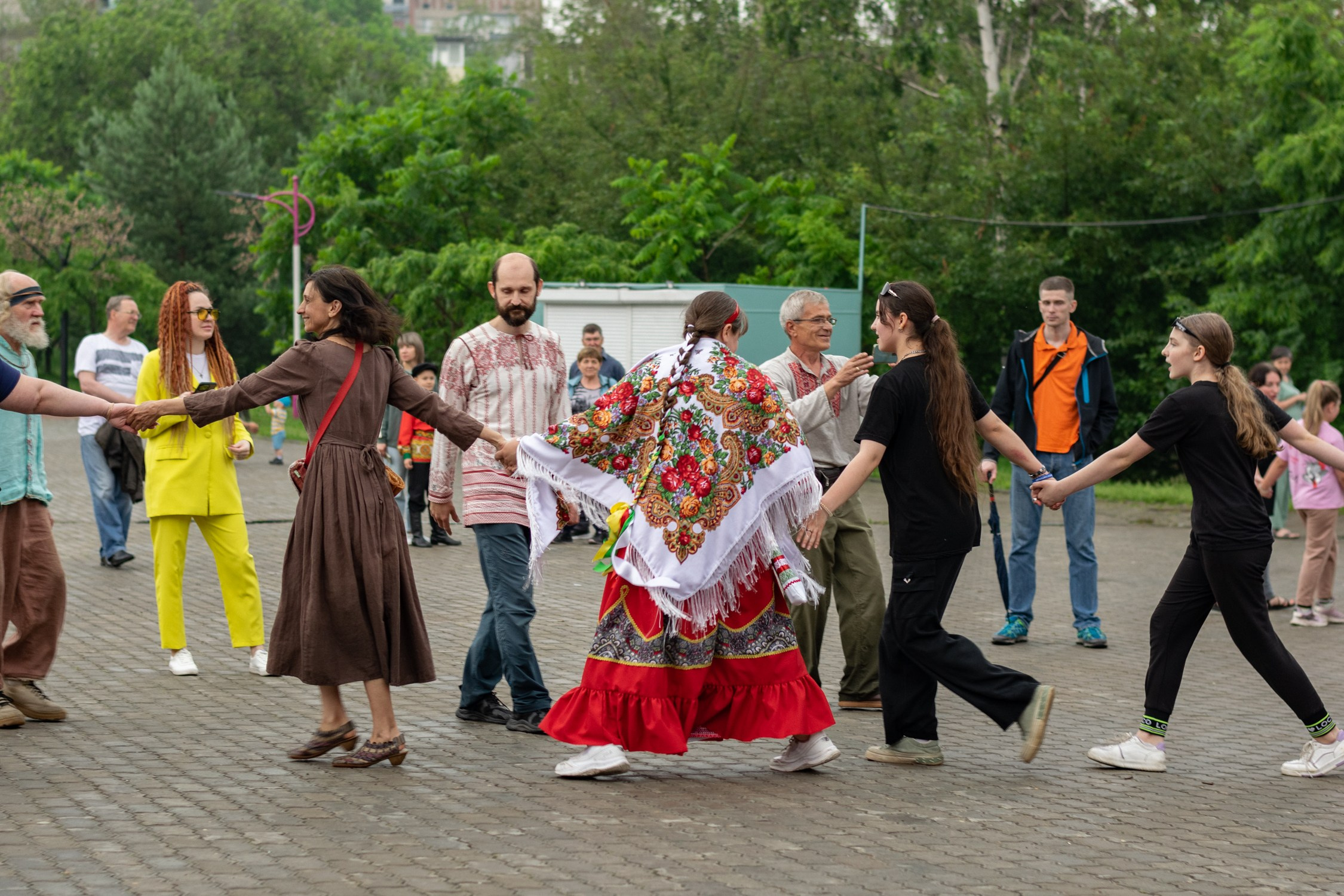 Антон Курдюмов фотограф в Хабаровске Рина Курдюмова фото27 foto27 Антон Дорофеев репортажный репортаж документалист Тони и Рина фотосоздатели День молодежи по-русски Хабаровск кинотеатр