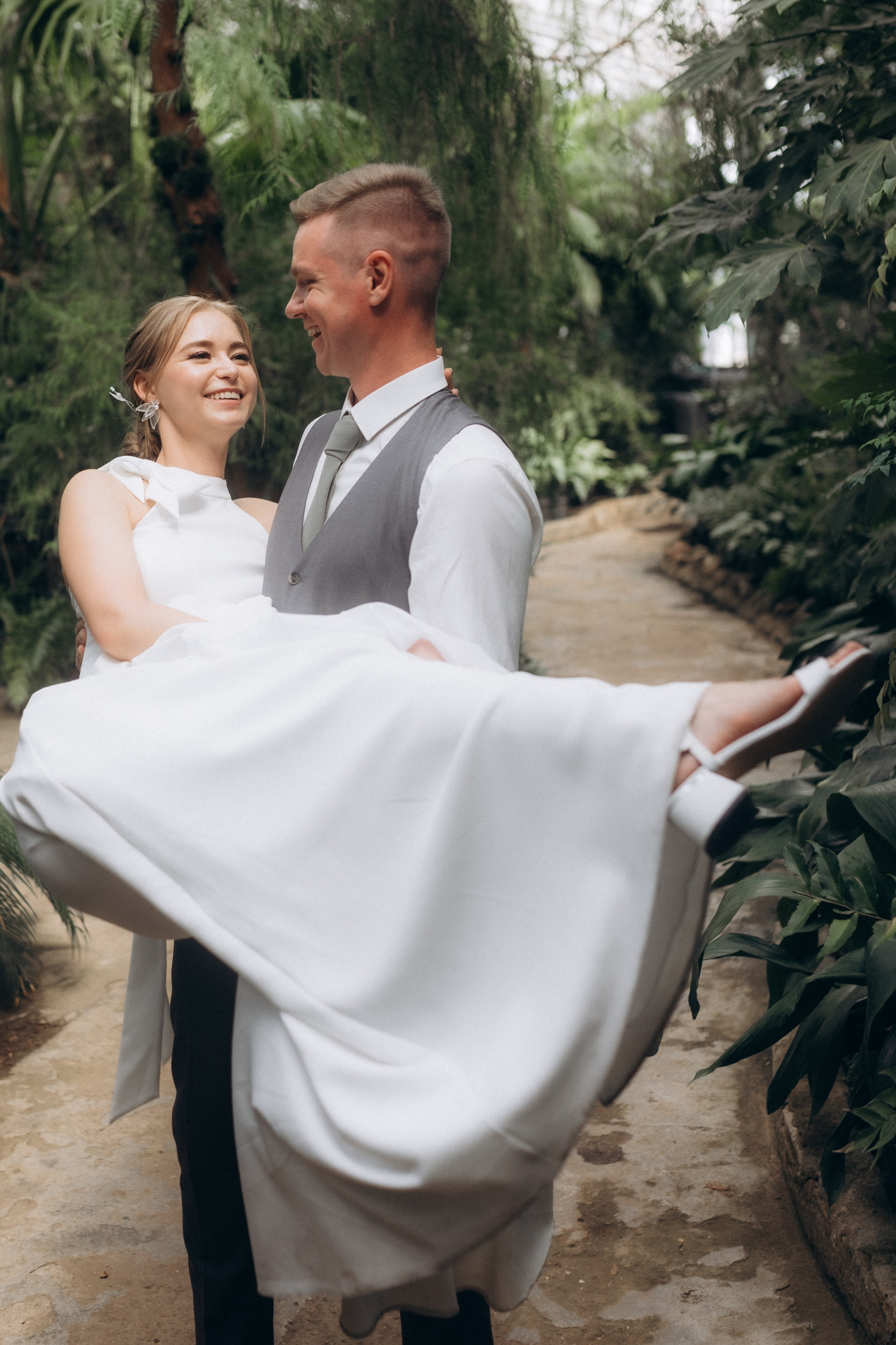 Свадебная фотосессия в Главном Ботаническом саду и в оранжерее. Свадебный фотограф в Москве Мария Крош