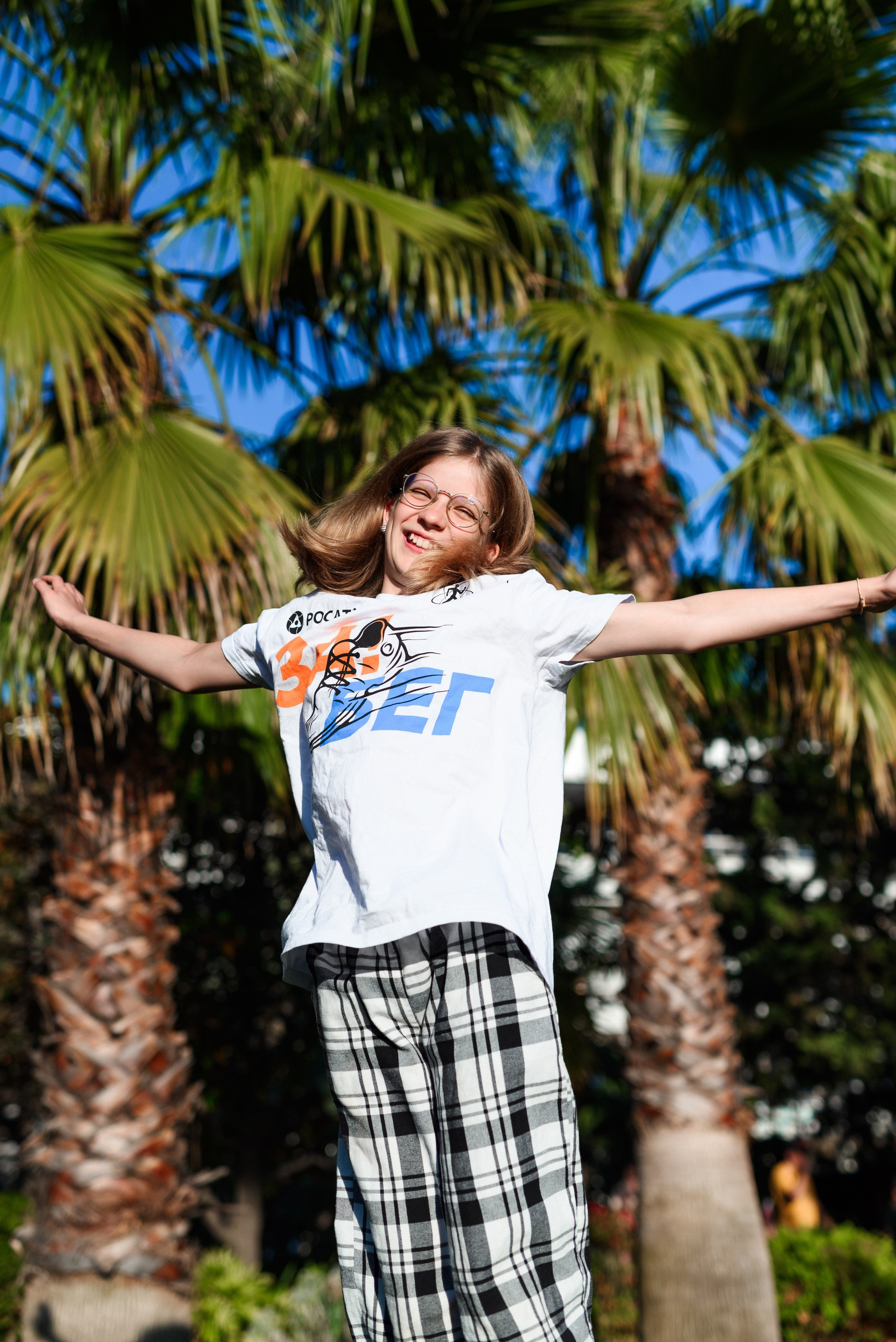 Семейная фотосессия в Сочи у пальм — мама и дочка на фоне природы