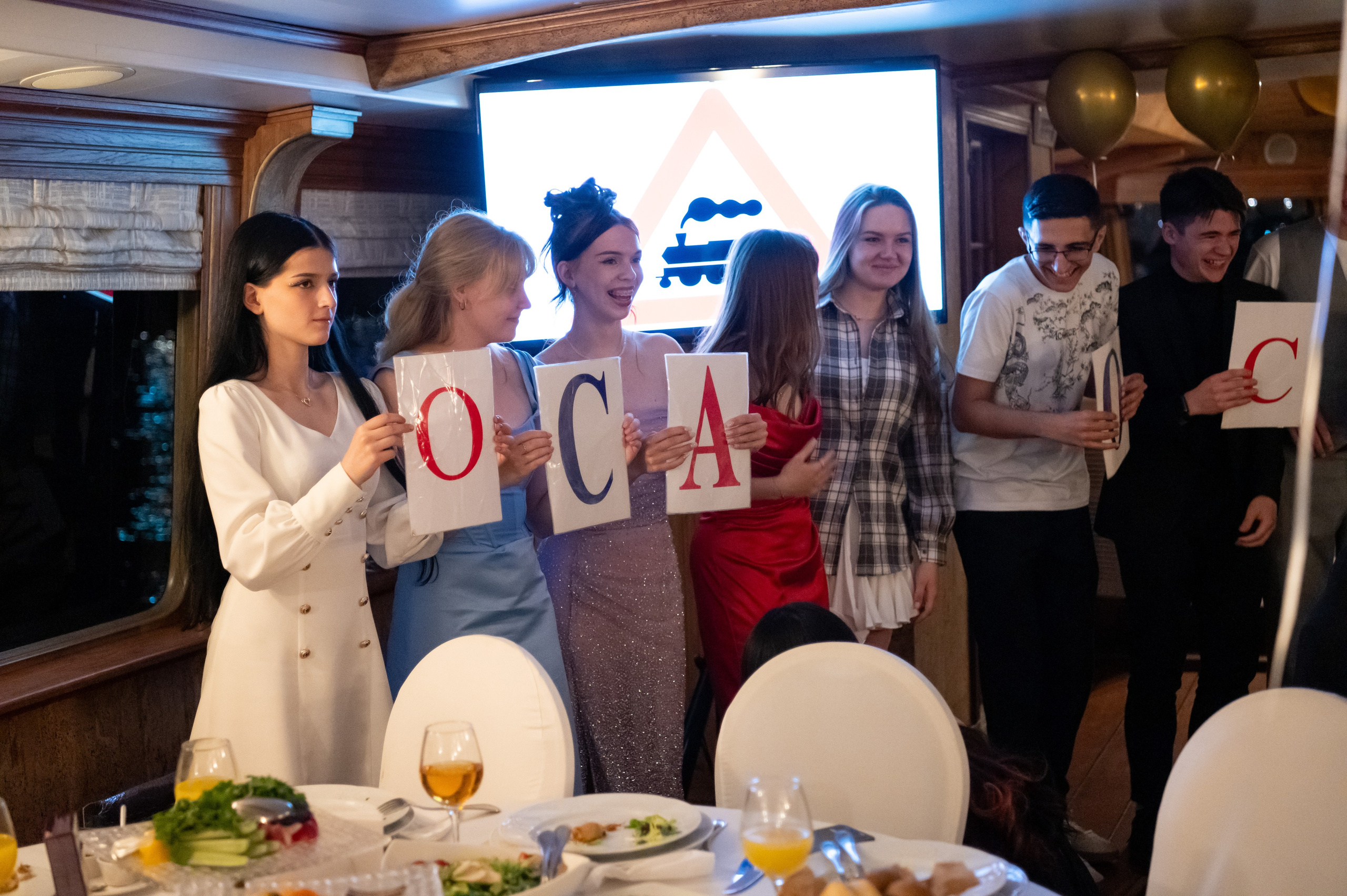 Выпускной вечер 11 класс на теплоходе. Детский и семейный фотограф г. Москва Оксана Катаджи