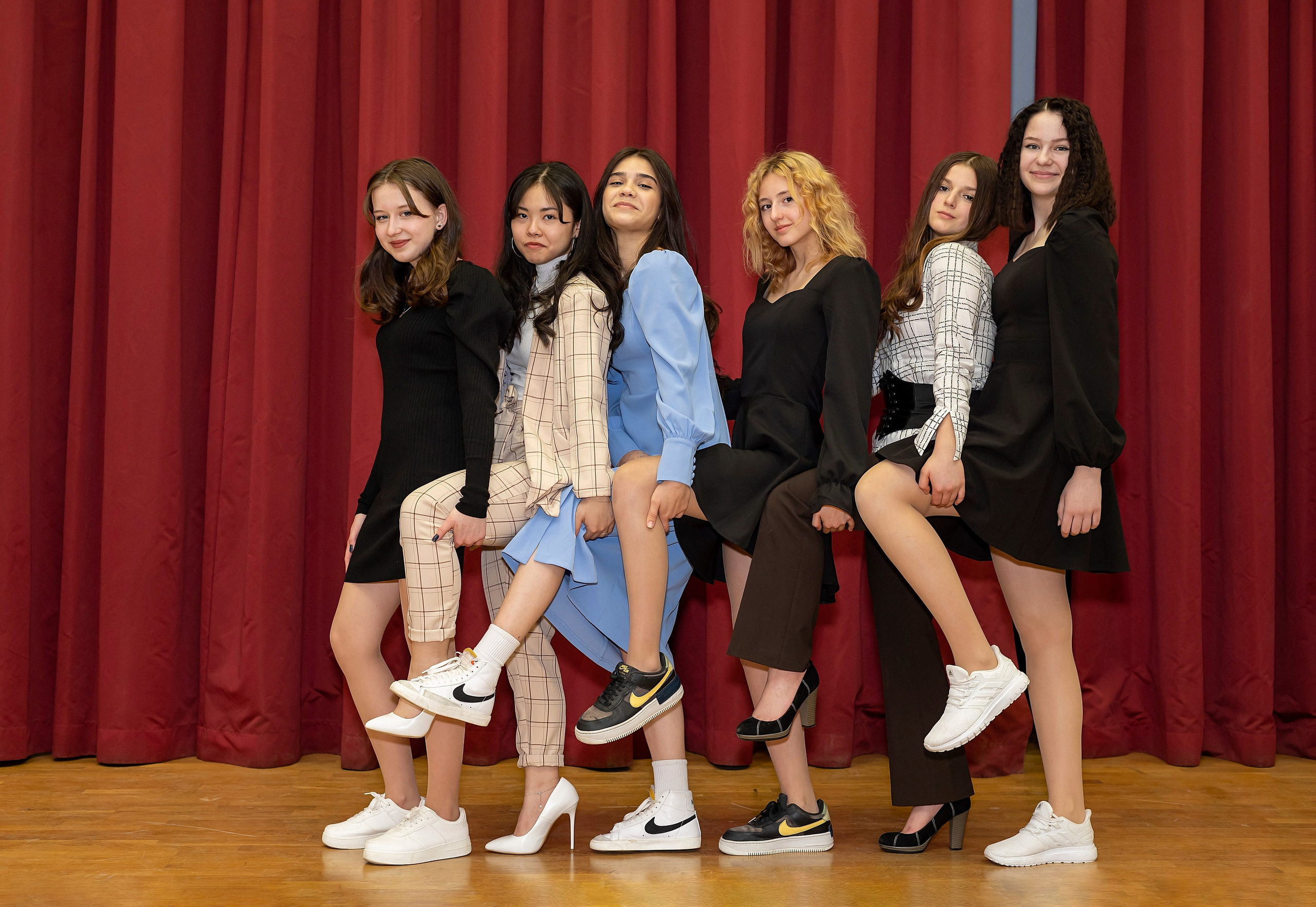 Фотосессия в классе и на территории школы. 9-И класс школа 1413. Детский и семейный фотограф г. Москва Оксана Катаджи