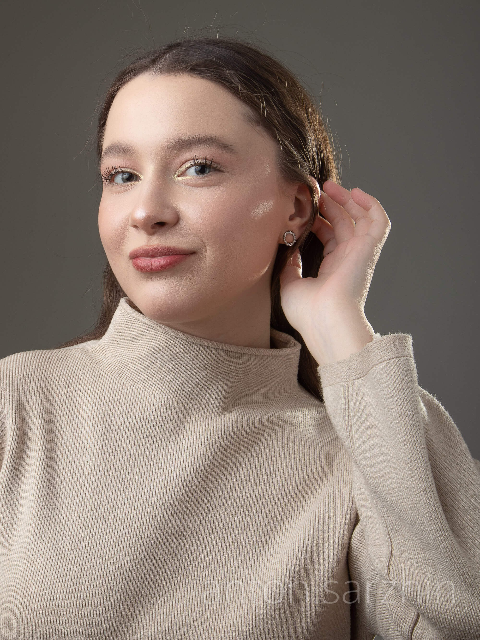 Студийный портрет молодой девушки в студии