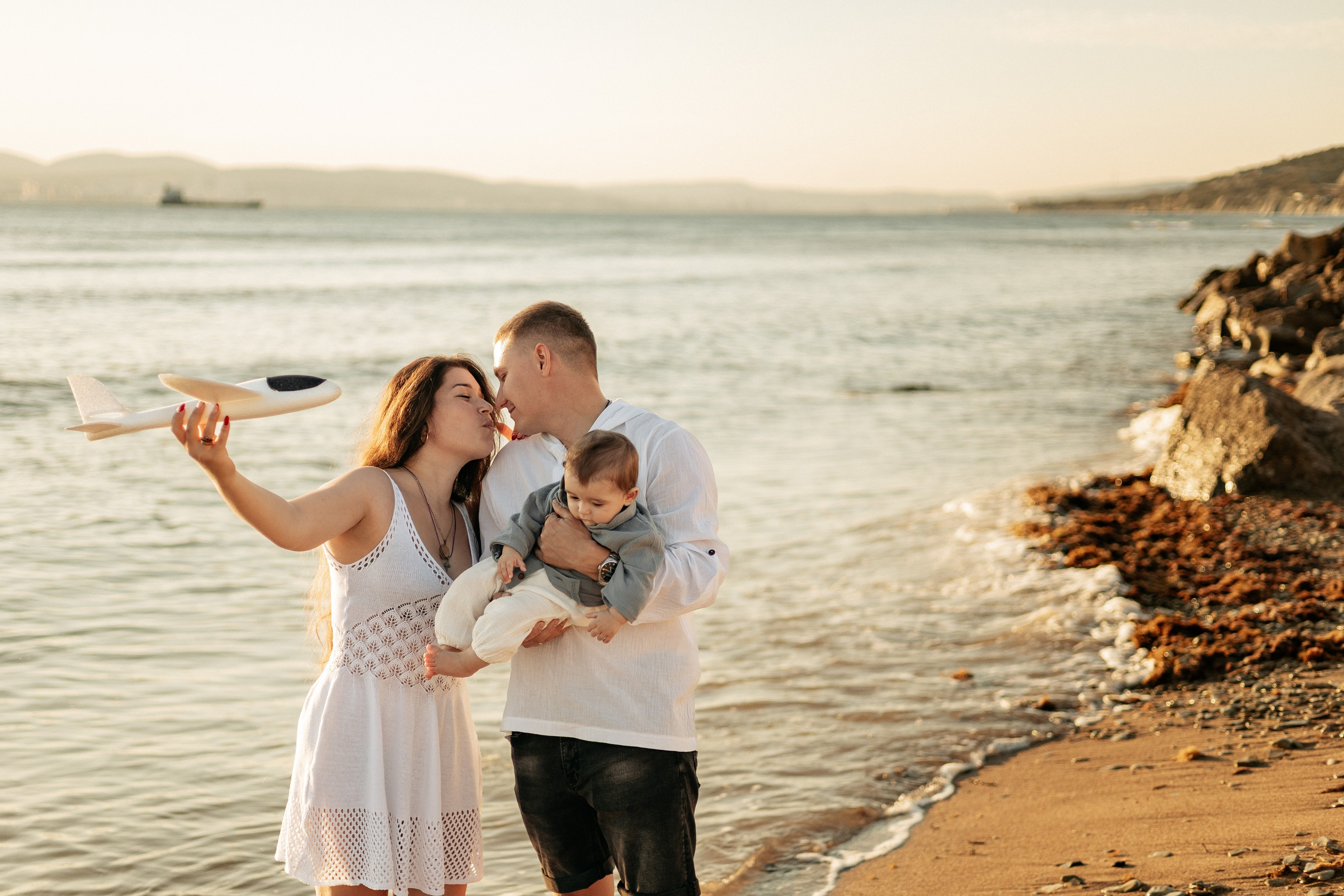 Золотой час подсвечивает светлые одежды семьи