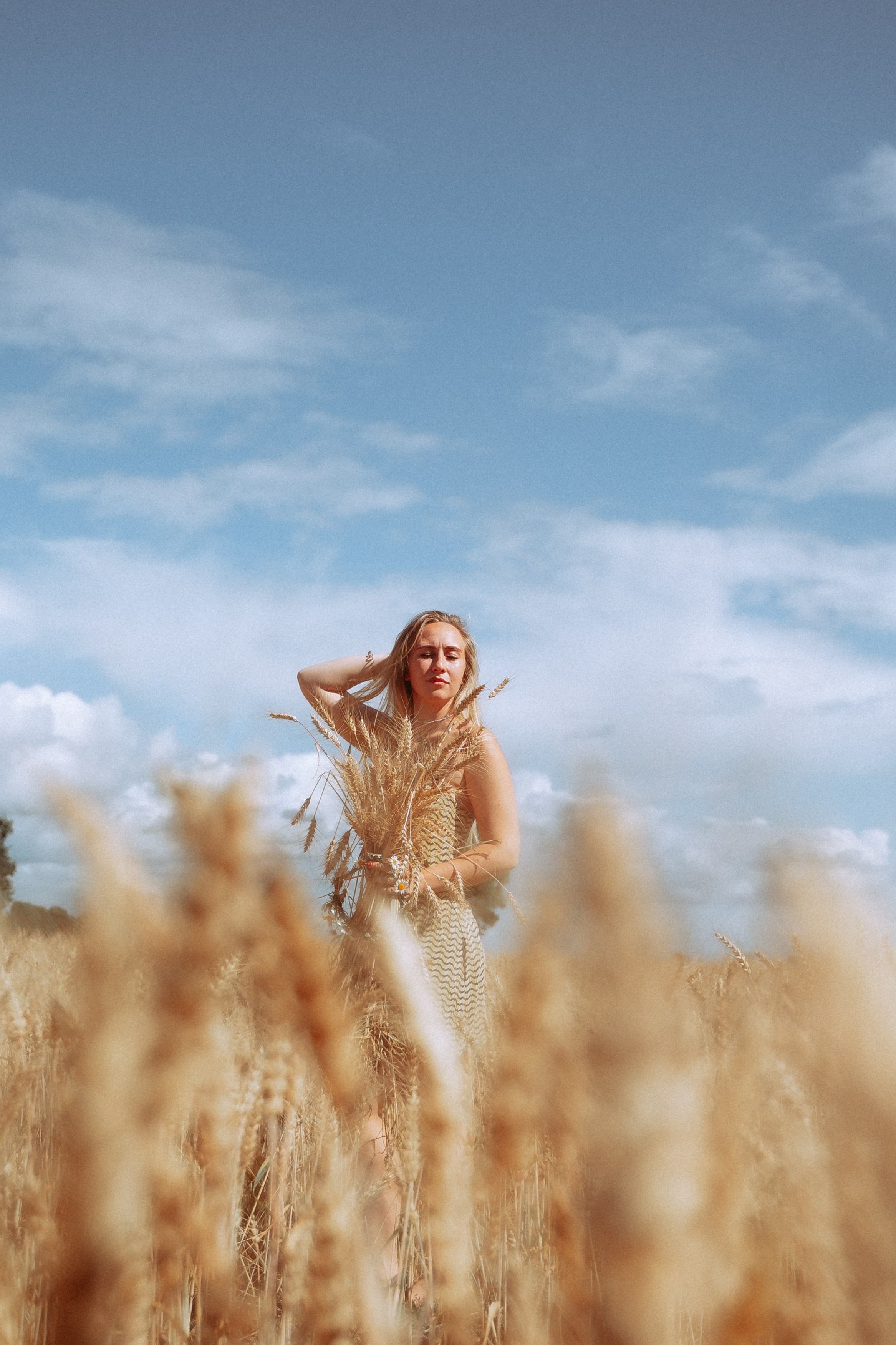 Юля и Лера в поле. Ищем потаённое. Портретный и предметный фотограф в Санкт-Петербурге