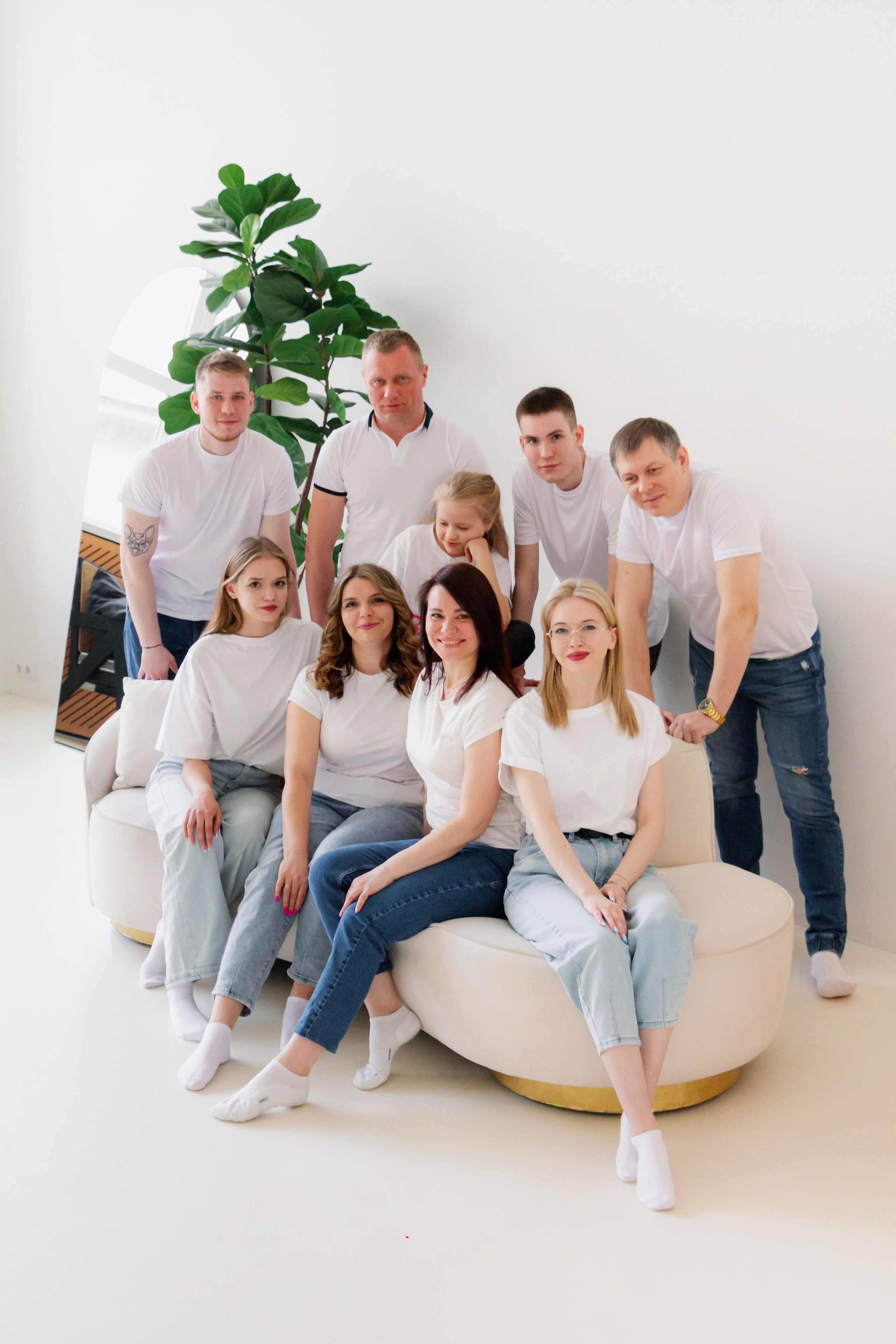 Две сестры. Две семьи. Одна любовь. Семейная фотосессия в студии, Екатеринбург. Фотограф в Екатеринбурге Пойгина Елена