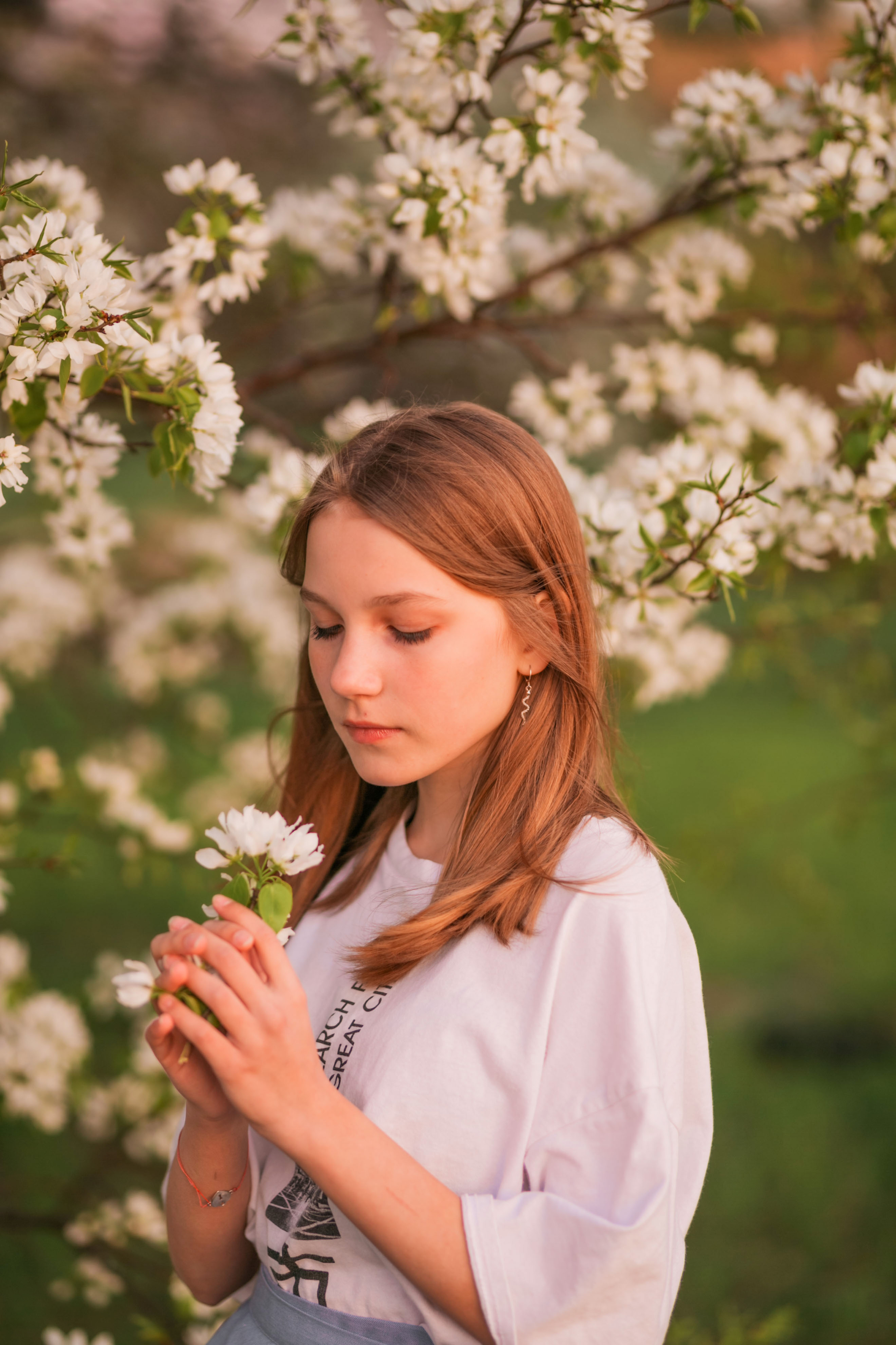 Юлия в белом цветении. Детский и семейный фотограф Julia Komchenko