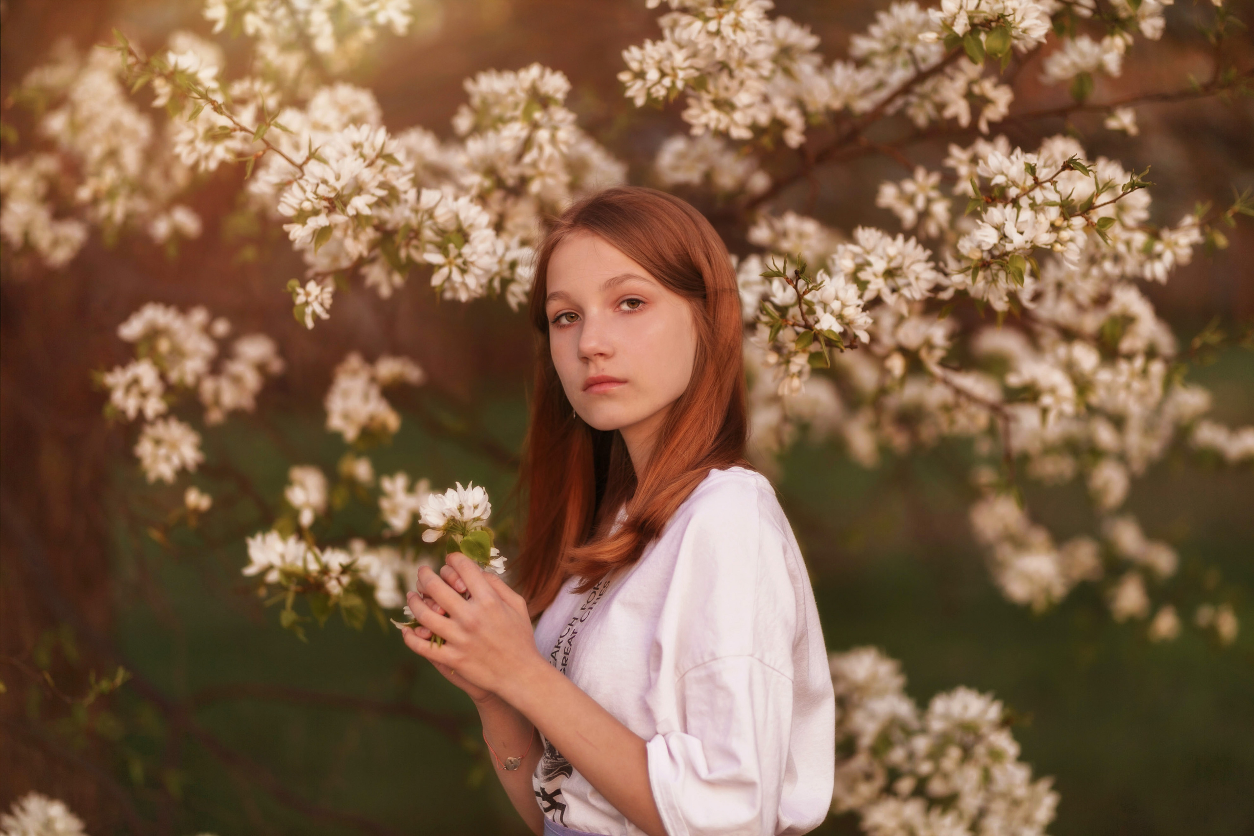 Юлия в белом цветении. Детский и семейный фотограф Julia Komchenko