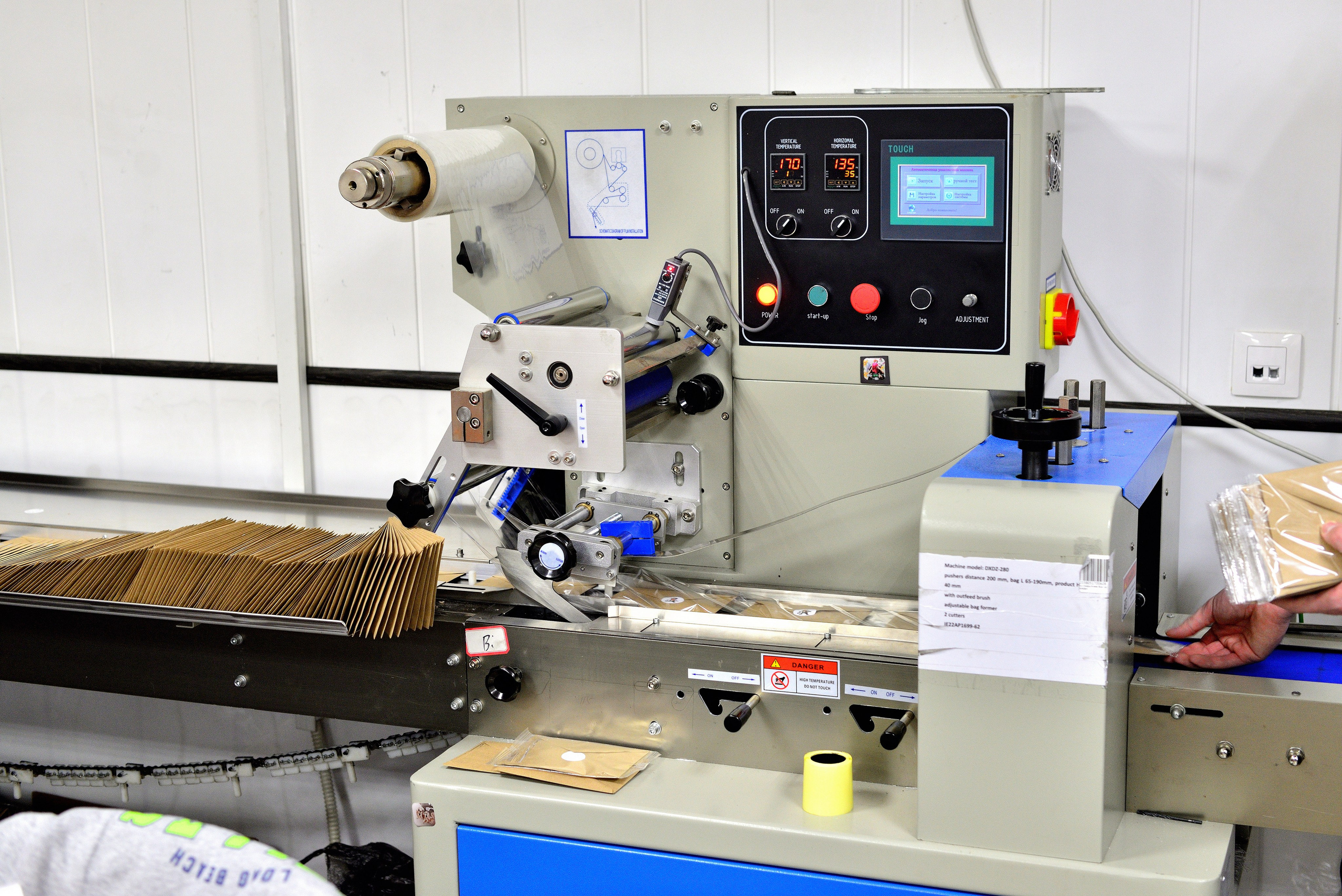 Производство 3D стикеров. Фотограф Сергей Сергеев