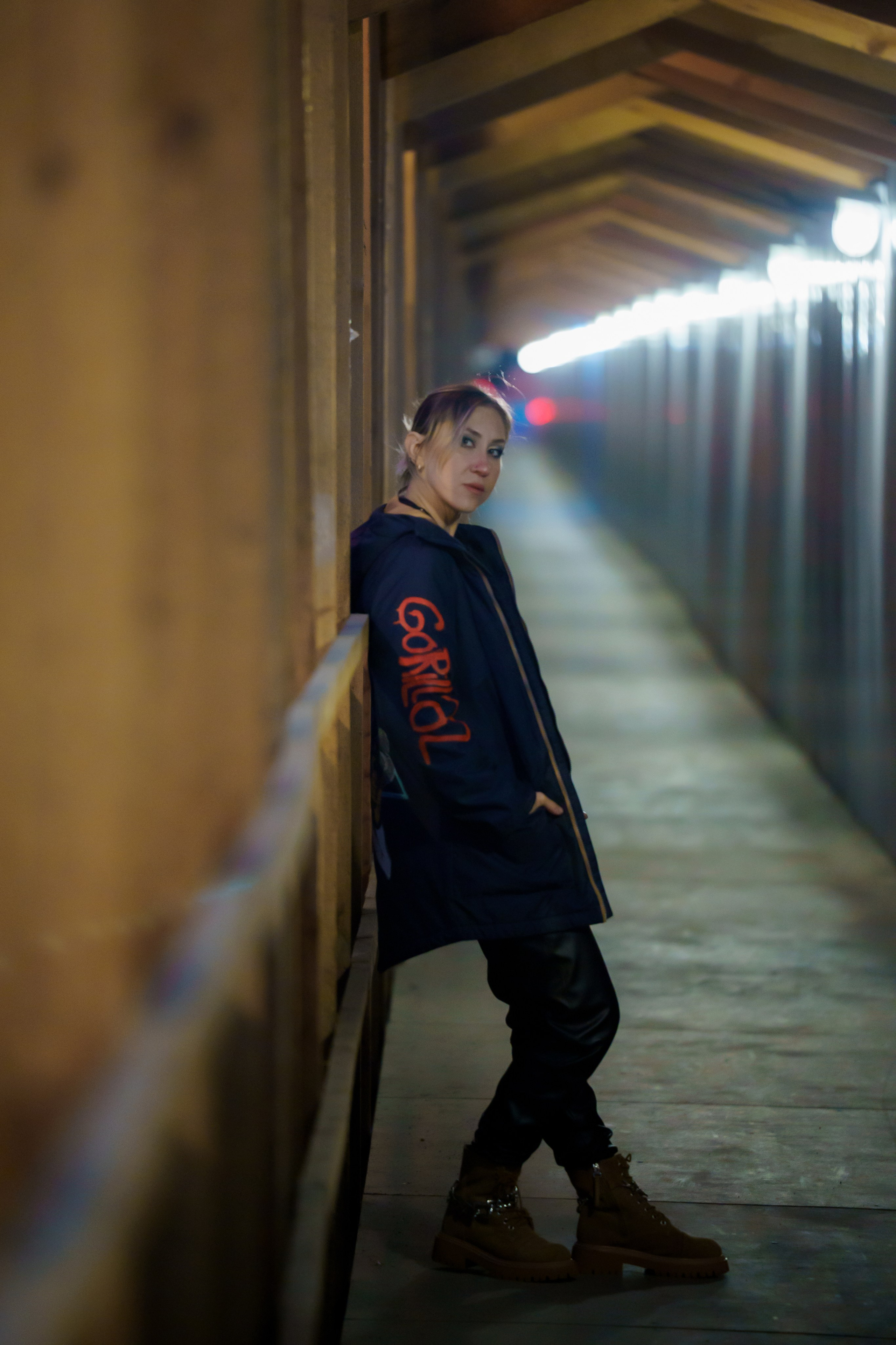 Фотография портрет девушки во время вечерней прогулки по Санкт-Петербургу