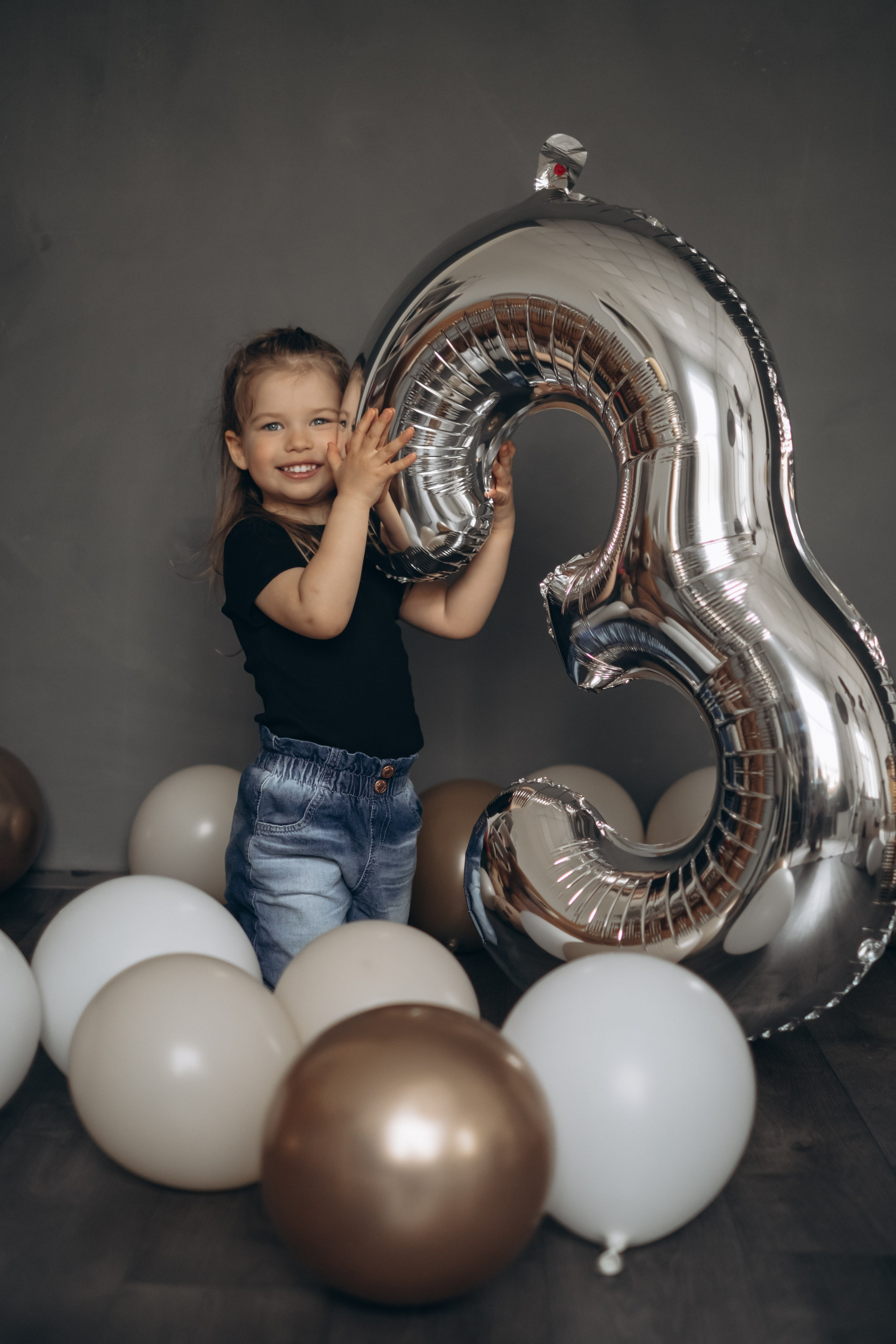 Фотосессия «День рождения» в минималистичной студии. Фотограф Новосибирск Анна Рождественская