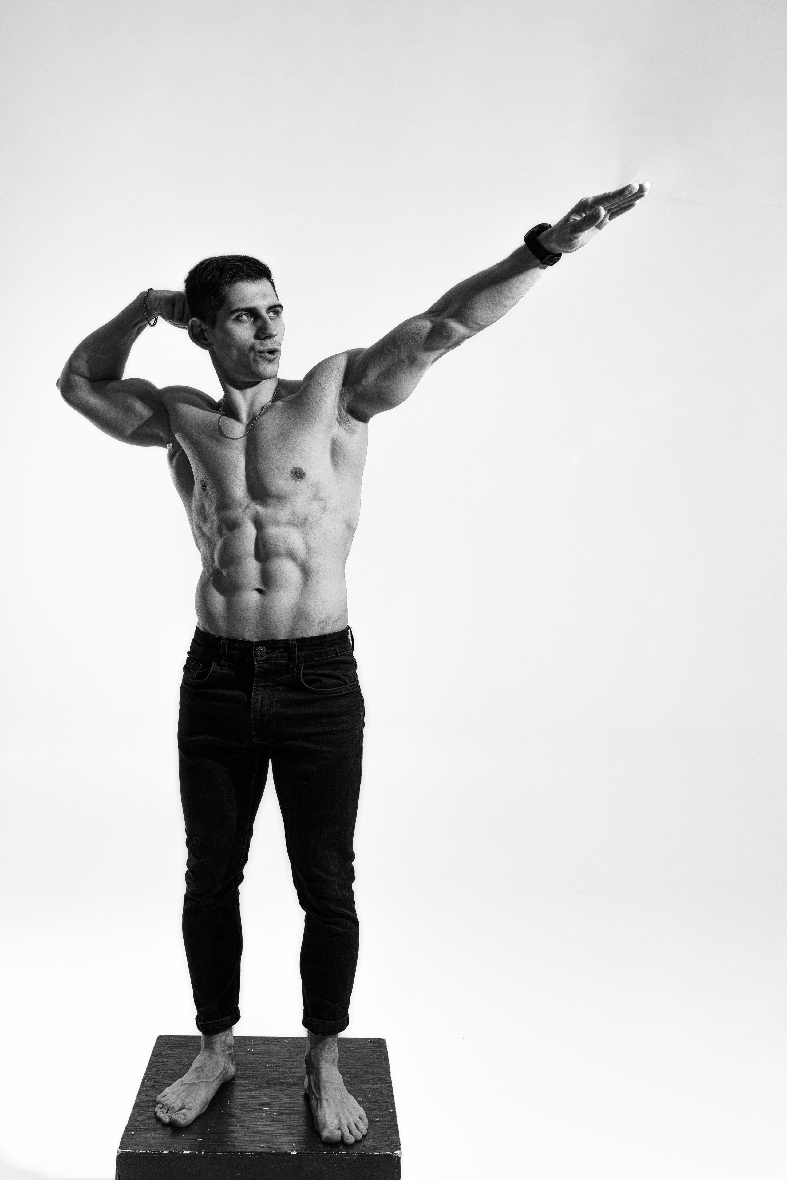 Съемка с Владом на циклораме с импульсным светом для себя и контента. Дмитрий Шульгин, портретный фотограф в Воронеже