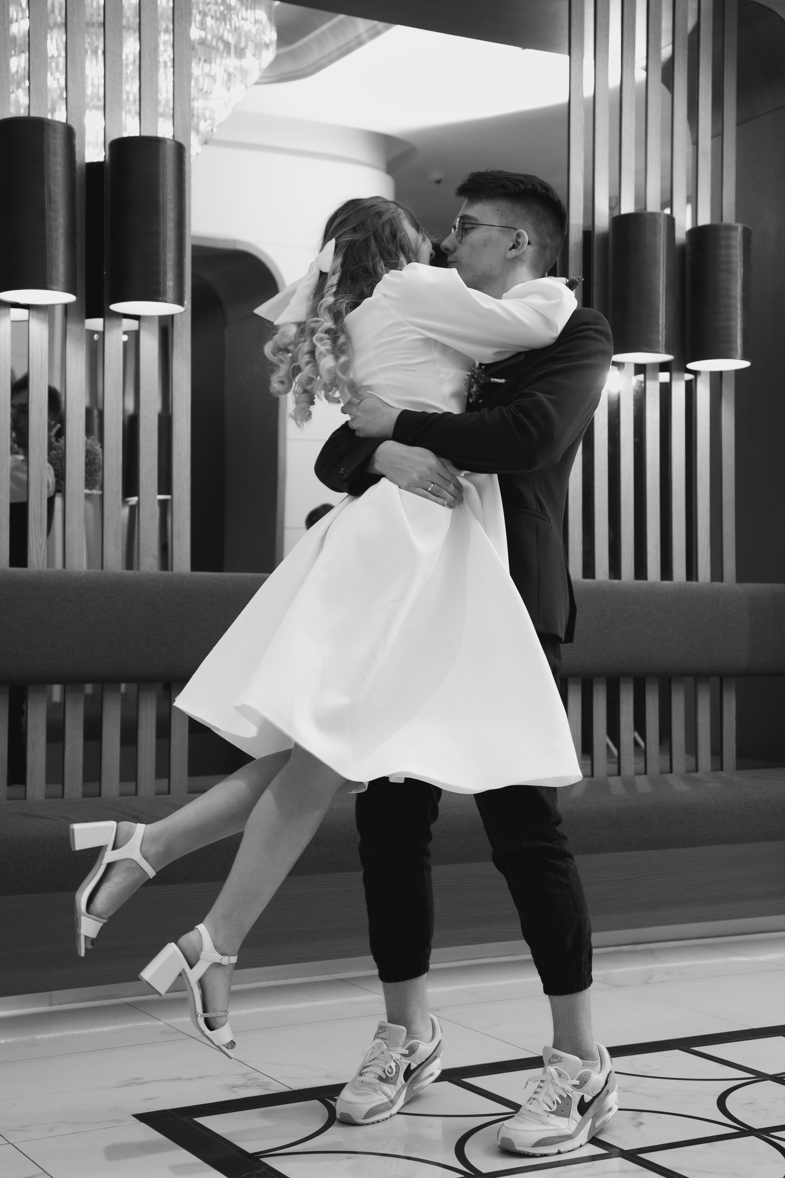 черно белое фото где жених поднял невесту на руки 