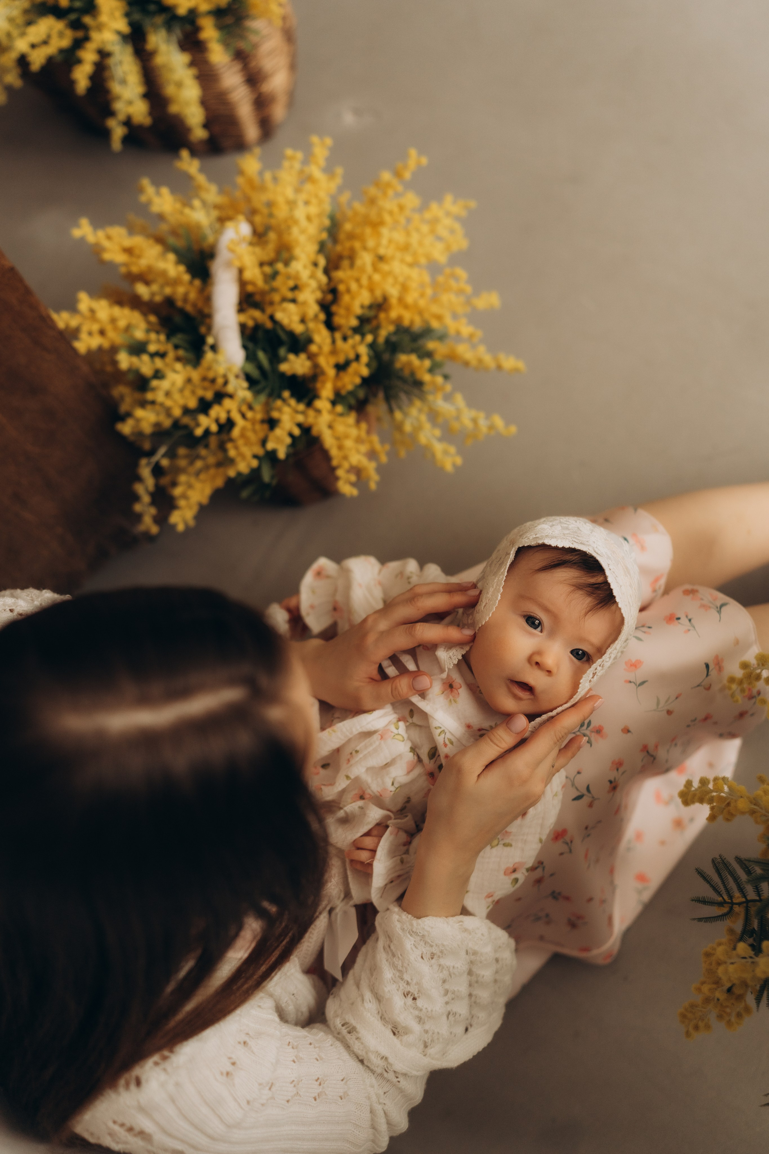 Мама с дочкой и мимозы. Семейный фотограф в Казани