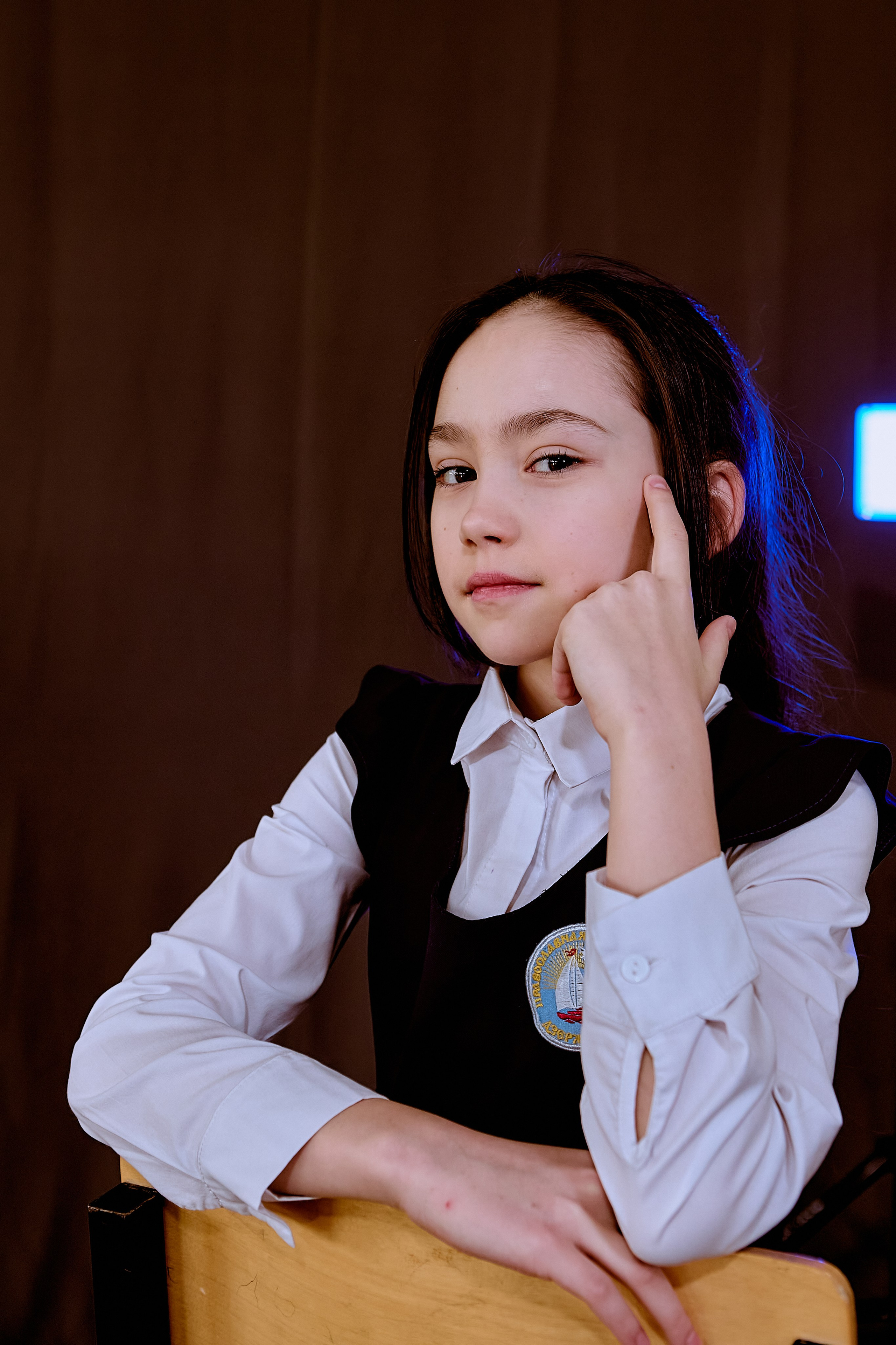 Школьный портрет девочки для фотокниги выпускнику