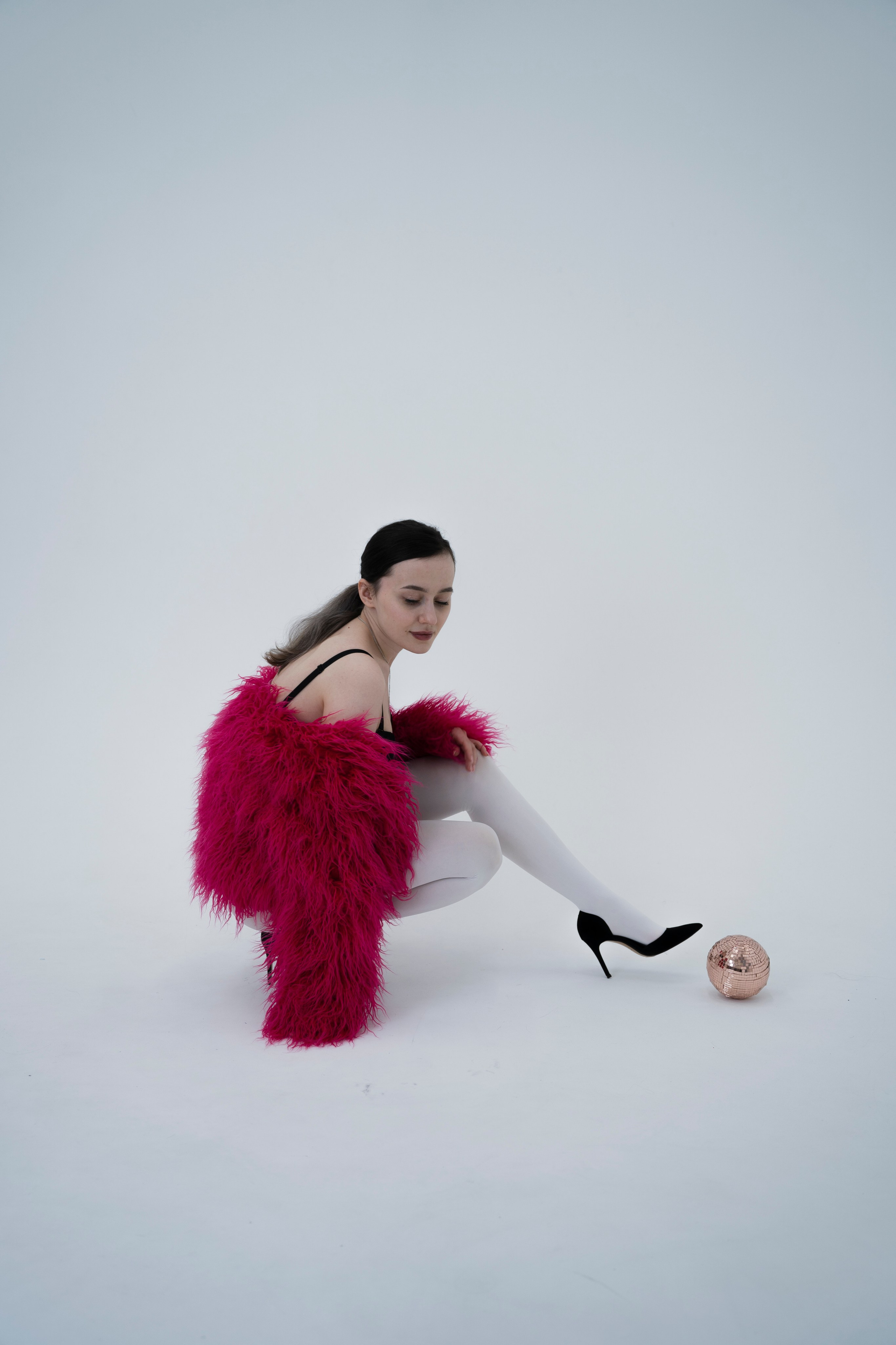 ДЕВОЧКА НА ШАРЕ. Главная