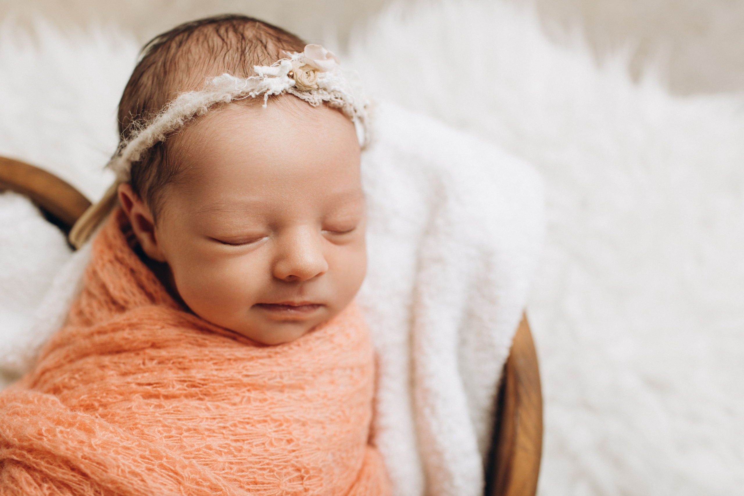 Newborn (фотосессия новорожденных). Фотостудия для новорожденных и малышей в Твери — На ручки