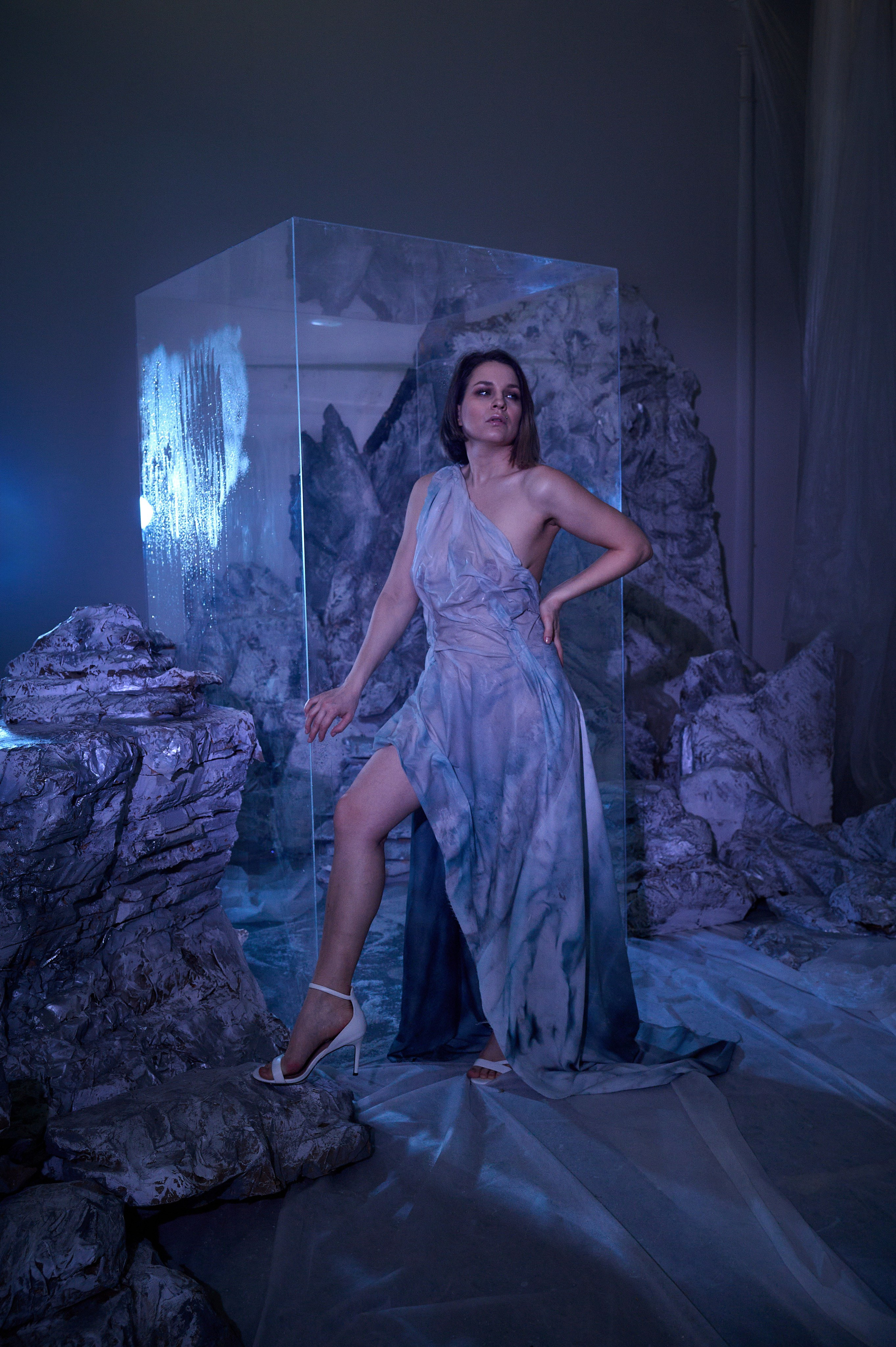 Фотосессия Ксении в декорациях «Лед» со стеклянным кубом