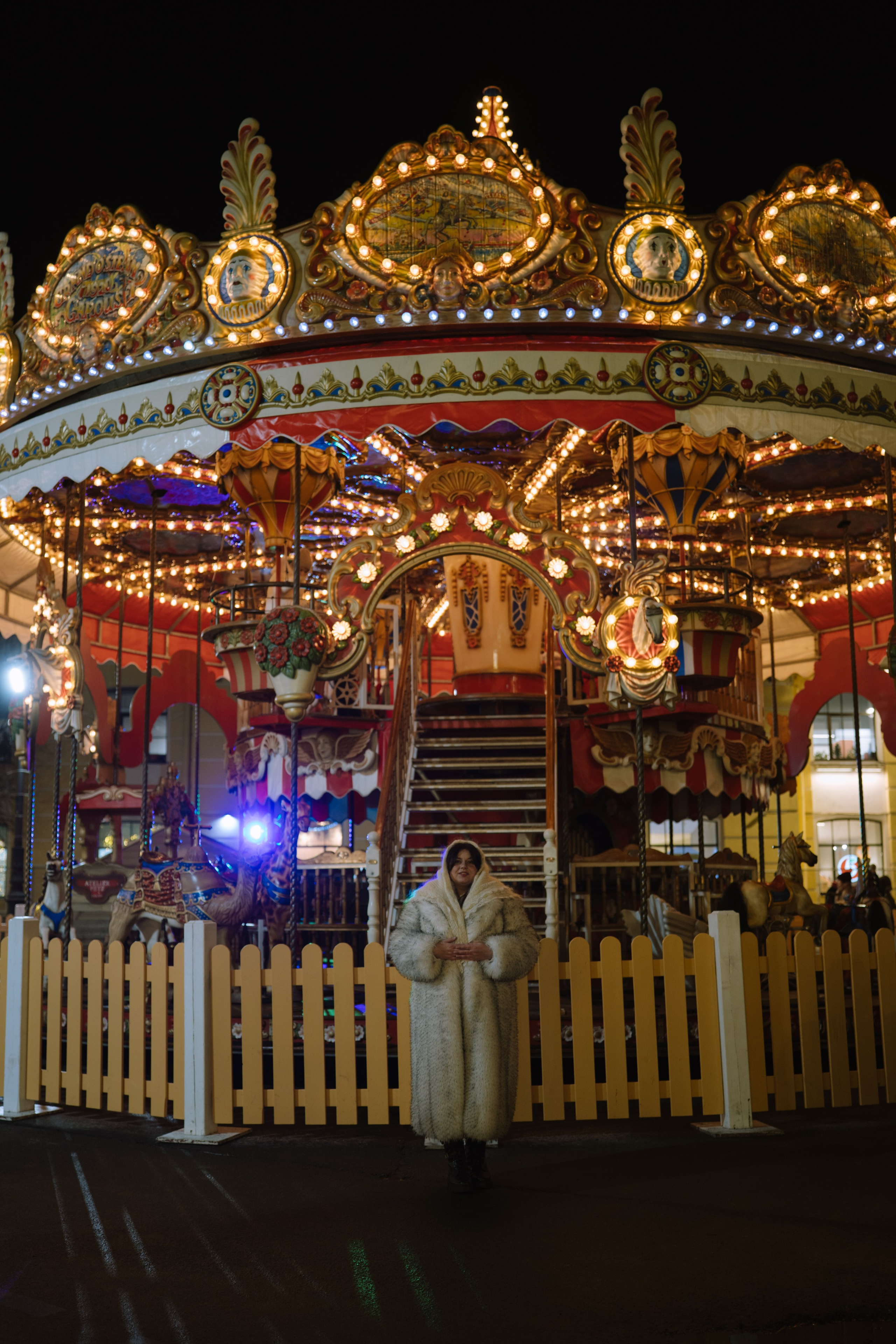 ПРОГУЛКА НА МАНЕЖНОЙ ПЛОЩАДИ ДЛЯ ДЕВУШКИ ПЕРЕД НОВЫМ ГОДОМ (НОВОГОДНЯЯ ФОТОСЕССИИЯ НА МАНЕЖНОЙ ПЛОЩАДИ). Профессиональный фотограф, Санкт-Петербург — Виктория Богомолова