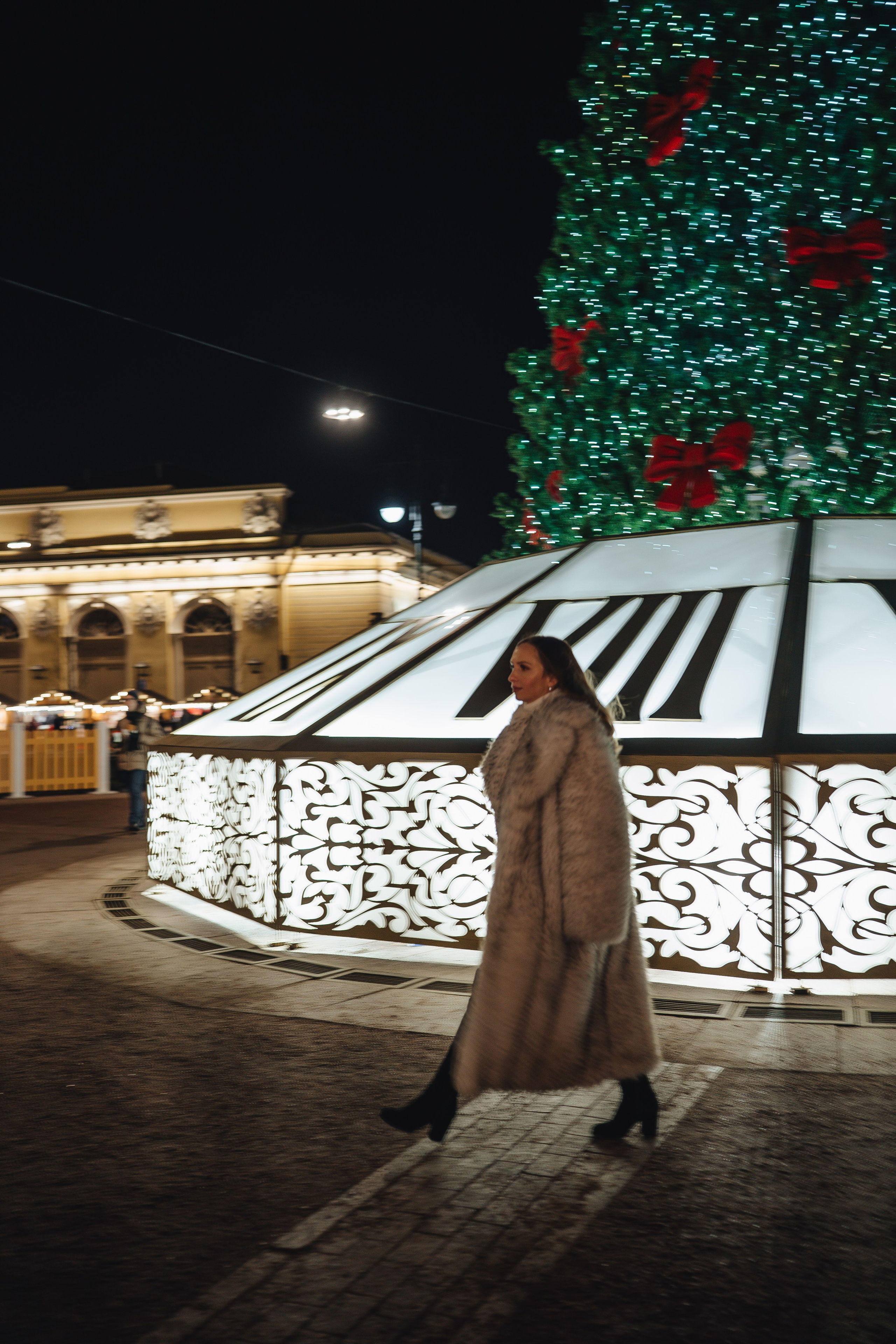 ПРОГУЛКА НА МАНЕЖНОЙ ПЛОЩАДИ ДЛЯ ДЕВУШКИ ПЕРЕД НОВЫМ ГОДОМ (НОВОГОДНЯЯ ФОТОСЕССИИЯ НА МАНЕЖНОЙ ПЛОЩАДИ). Профессиональный фотограф, Санкт-Петербург — Виктория Богомолова