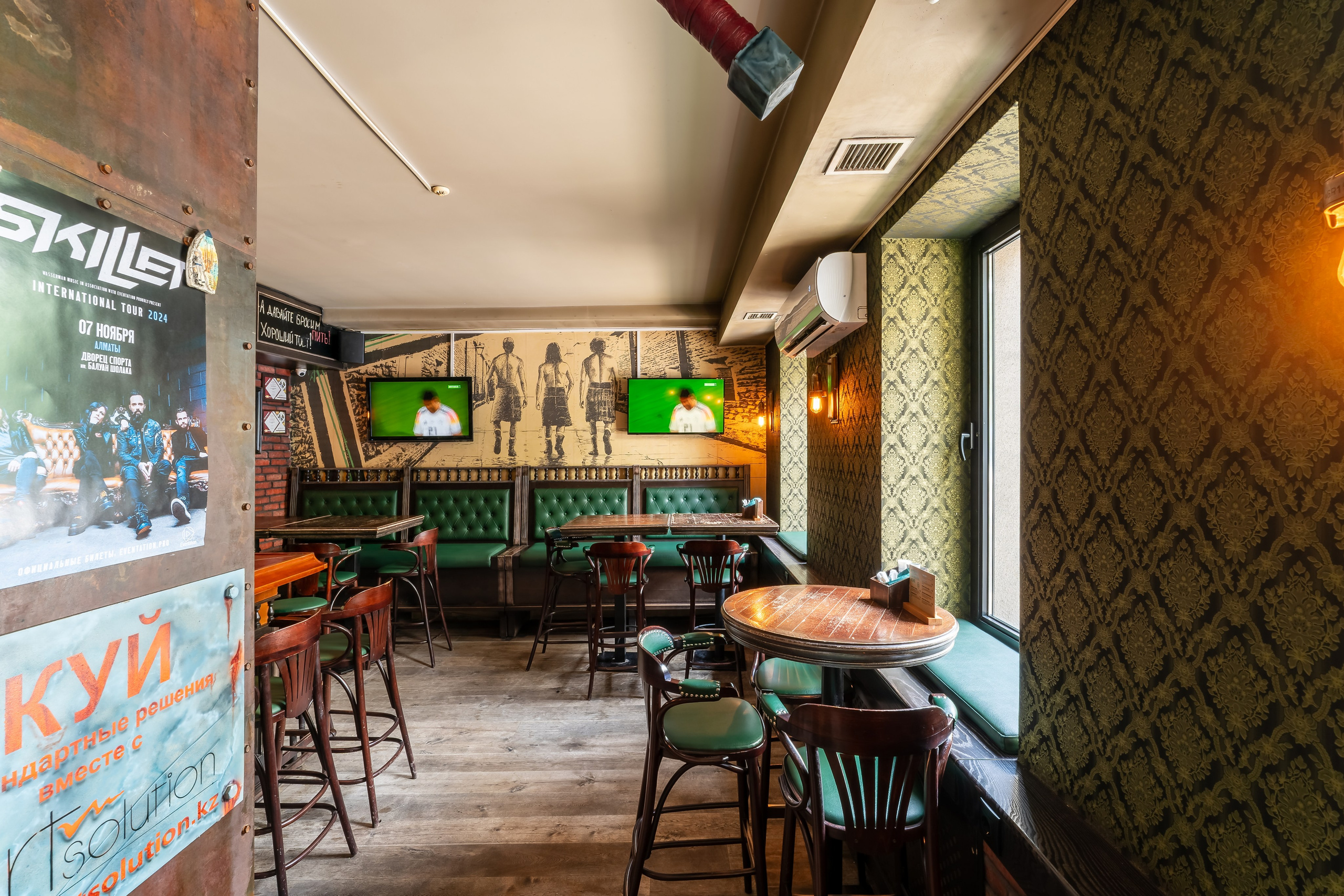 Алматы, William Lawson's 13 — легендарный паб, открытый в 2015 году, ставший вторым домом для многих алматинцев, Алматы, июнь 2024. Интерьерный фотограф Алматы