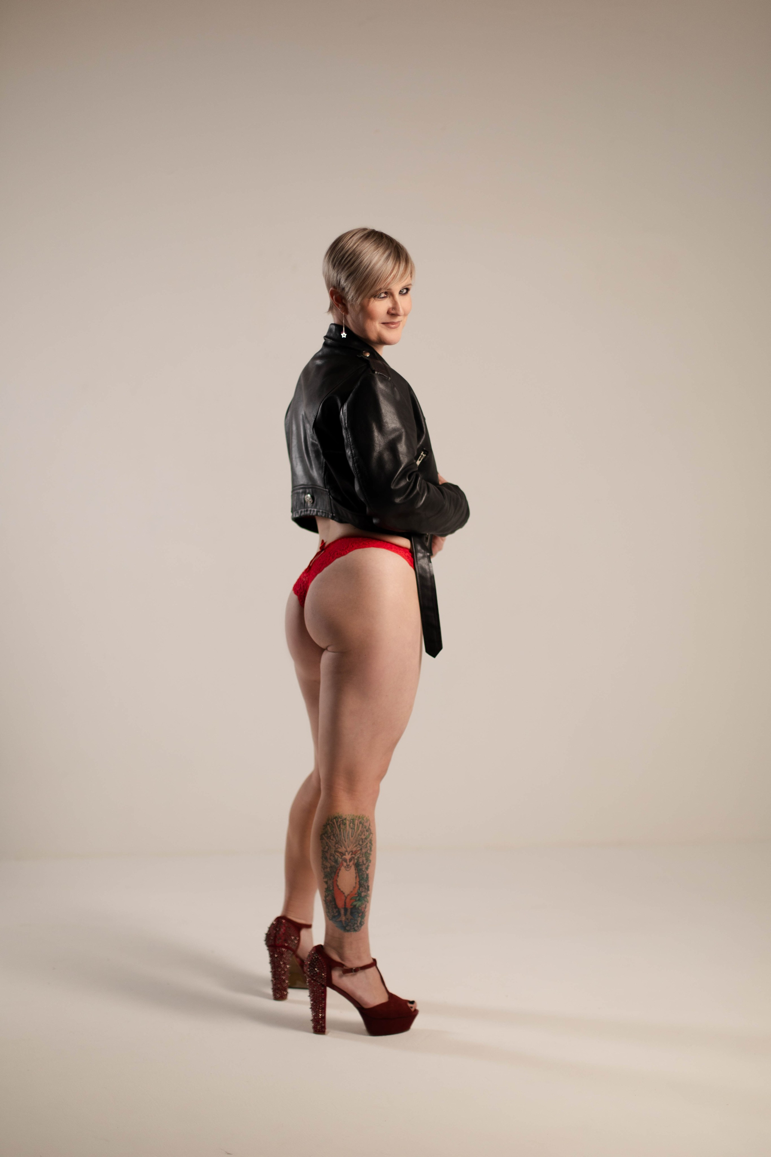 красивая девушка в кожаной куртке и красных трусиках