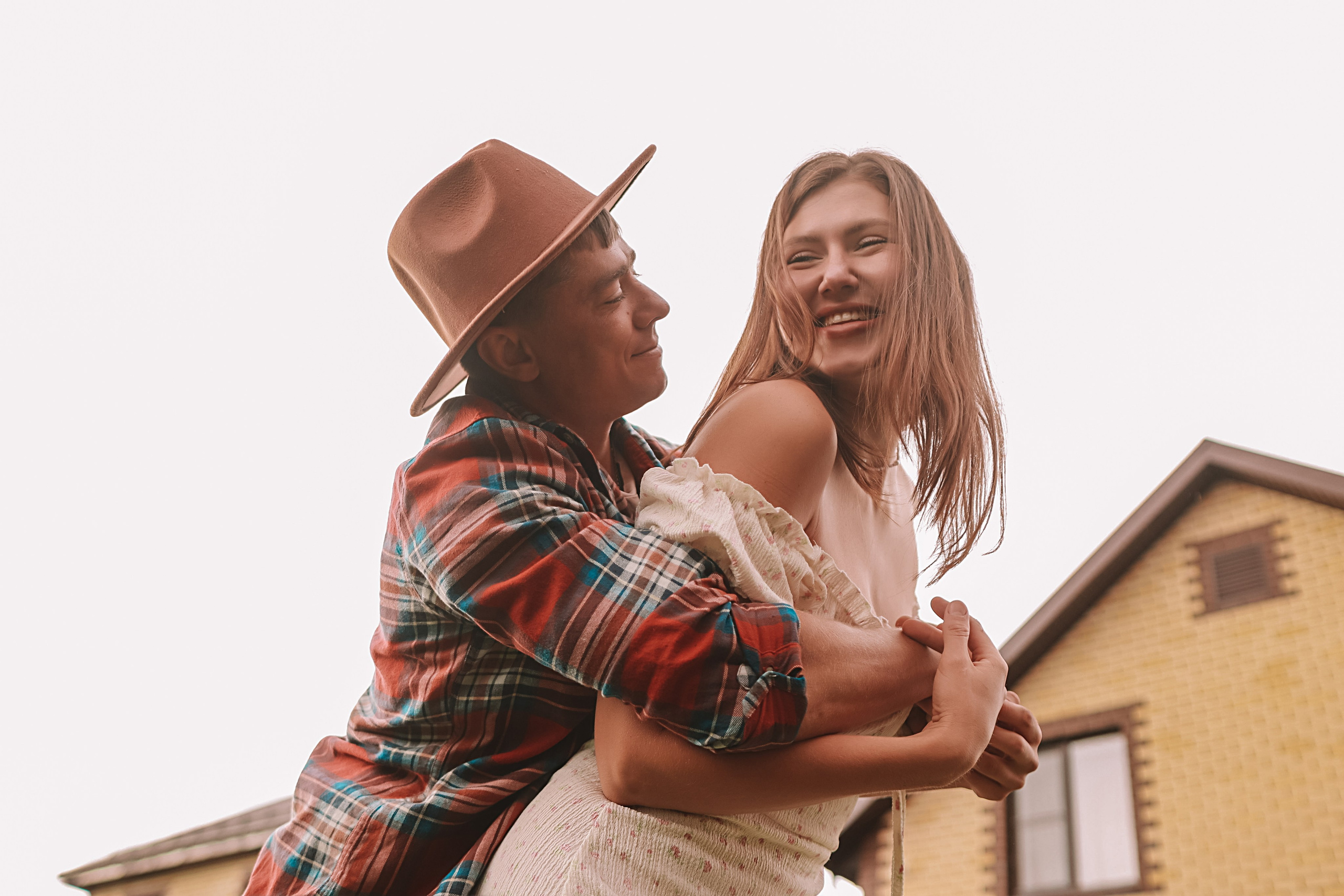 У дома. Семейный фотограф Тюмень, фотограф на роды Салмина Мария