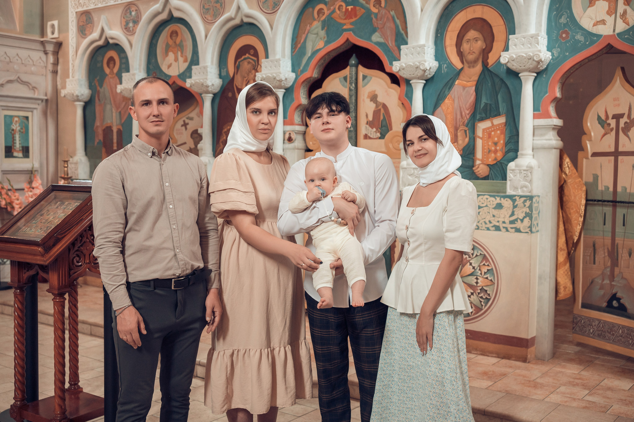 красивая семья на крещении