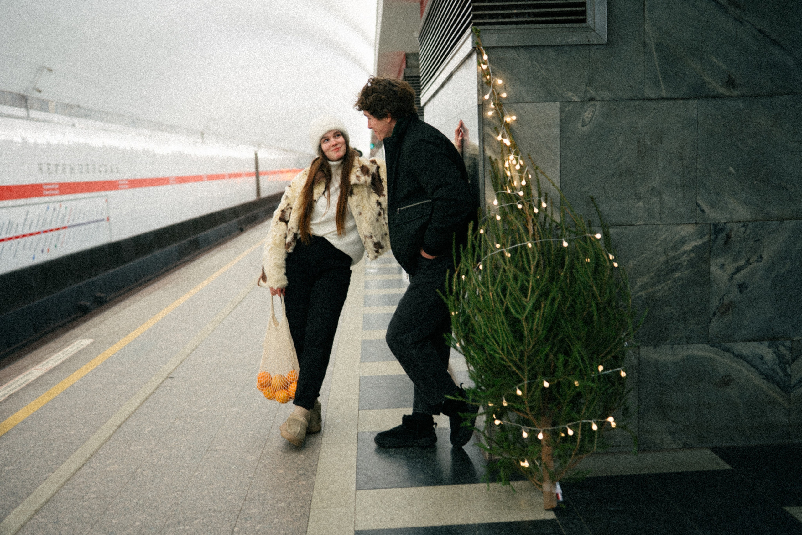 НОВОГОДНЯЯ ПРОГУЛКА ПАРЫ ПО ЧЕРНЫШЕВСКОЙ ПЕРЕД НОВЫМ ГОДОМ. Профессиональный фотограф, Санкт-Петербург — Виктория Богомолова