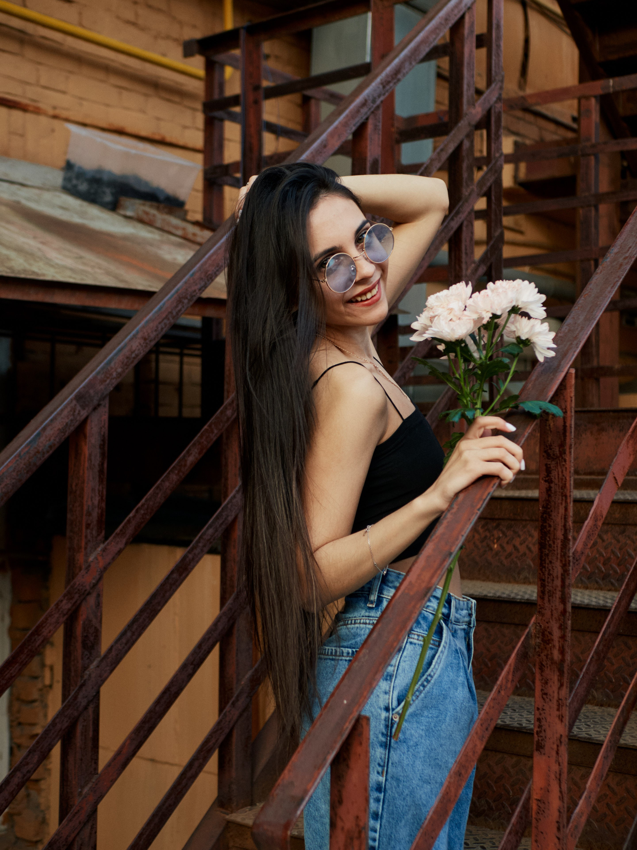 Девушка в цветком на лестнице