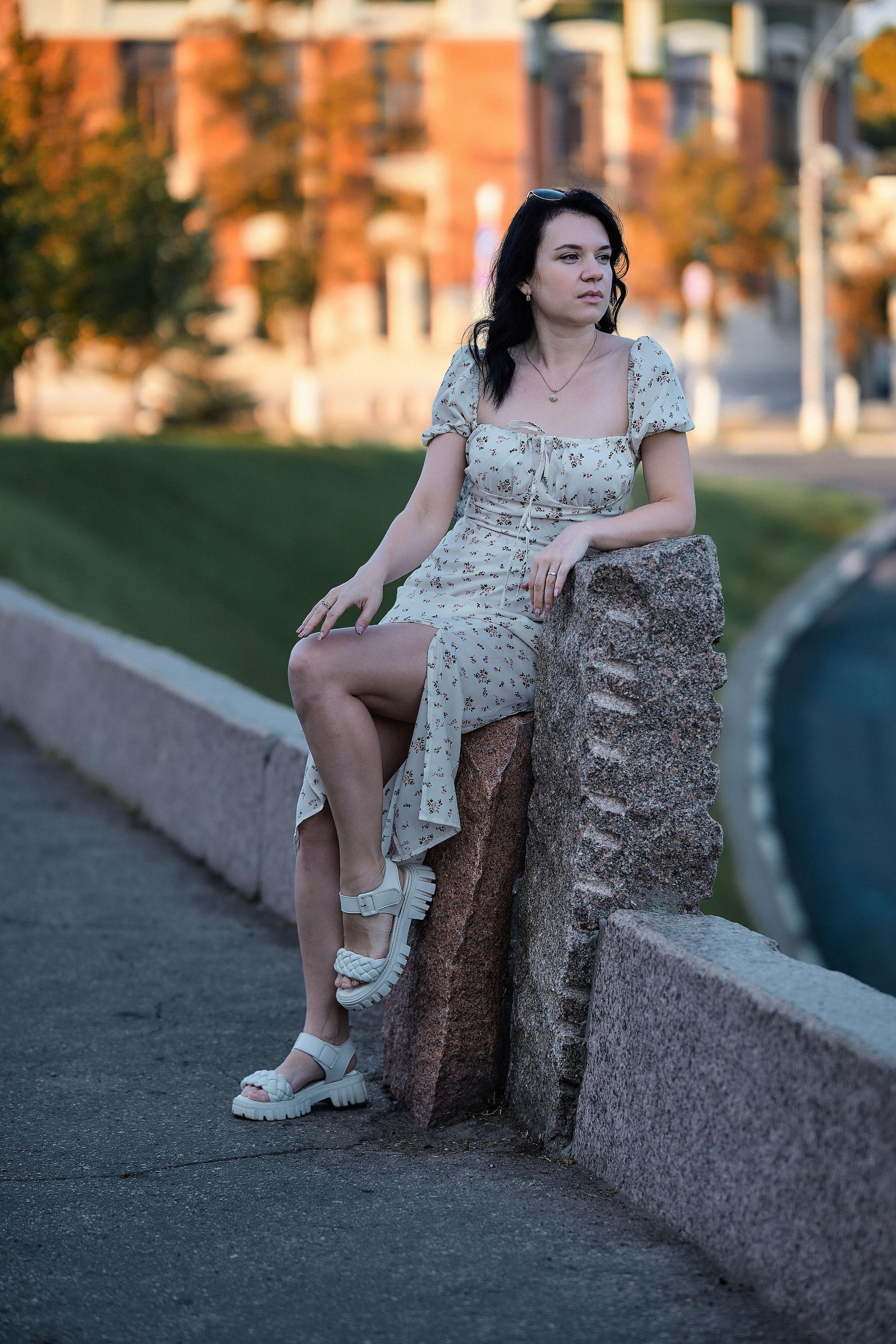 Элегантное позирование в цветочном наряде на фоне исторических зданий