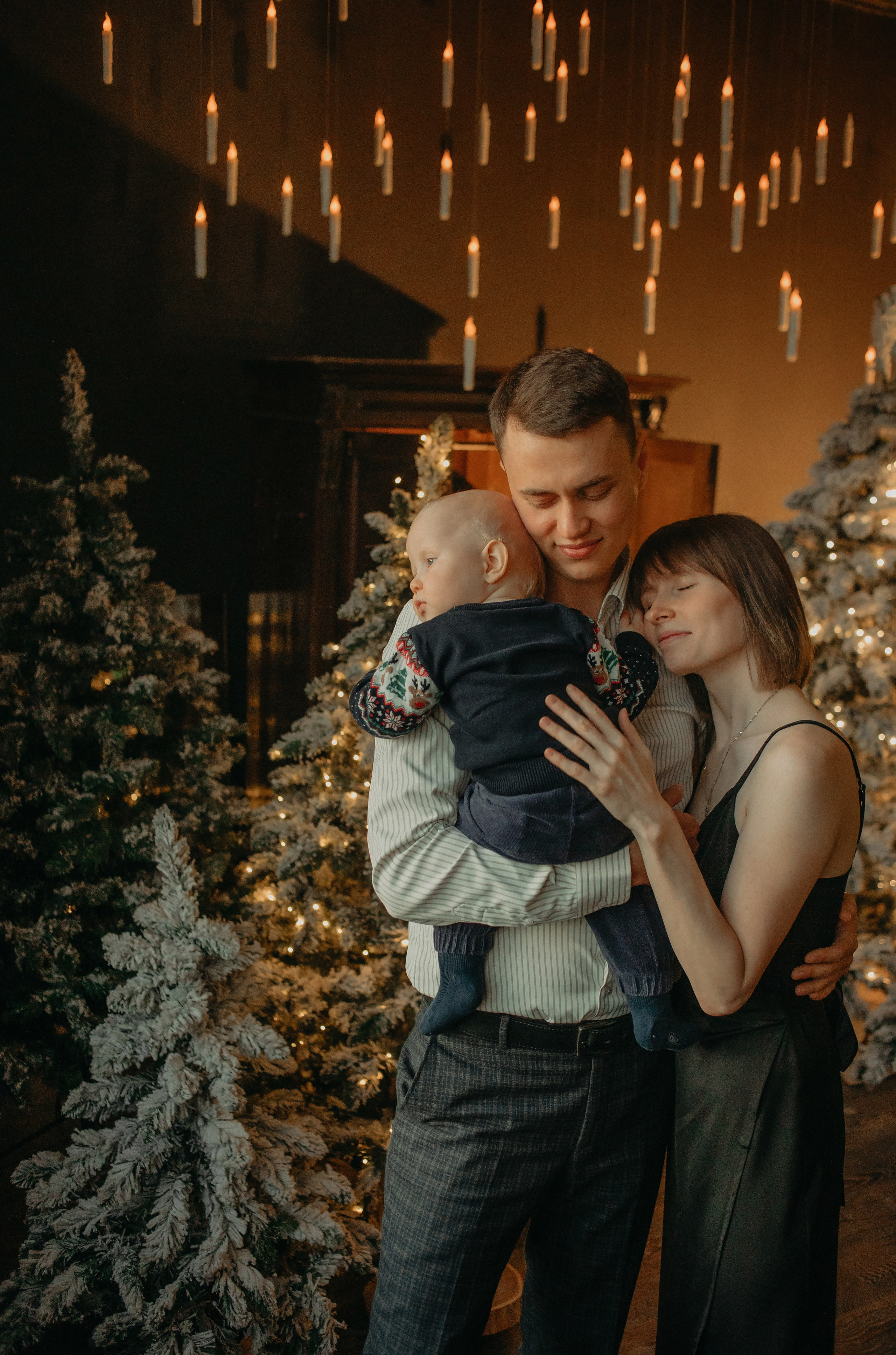 Семейные новогодние в темной студии 2024\2025. Фотограф в Краснодаре Евгения Михаевич