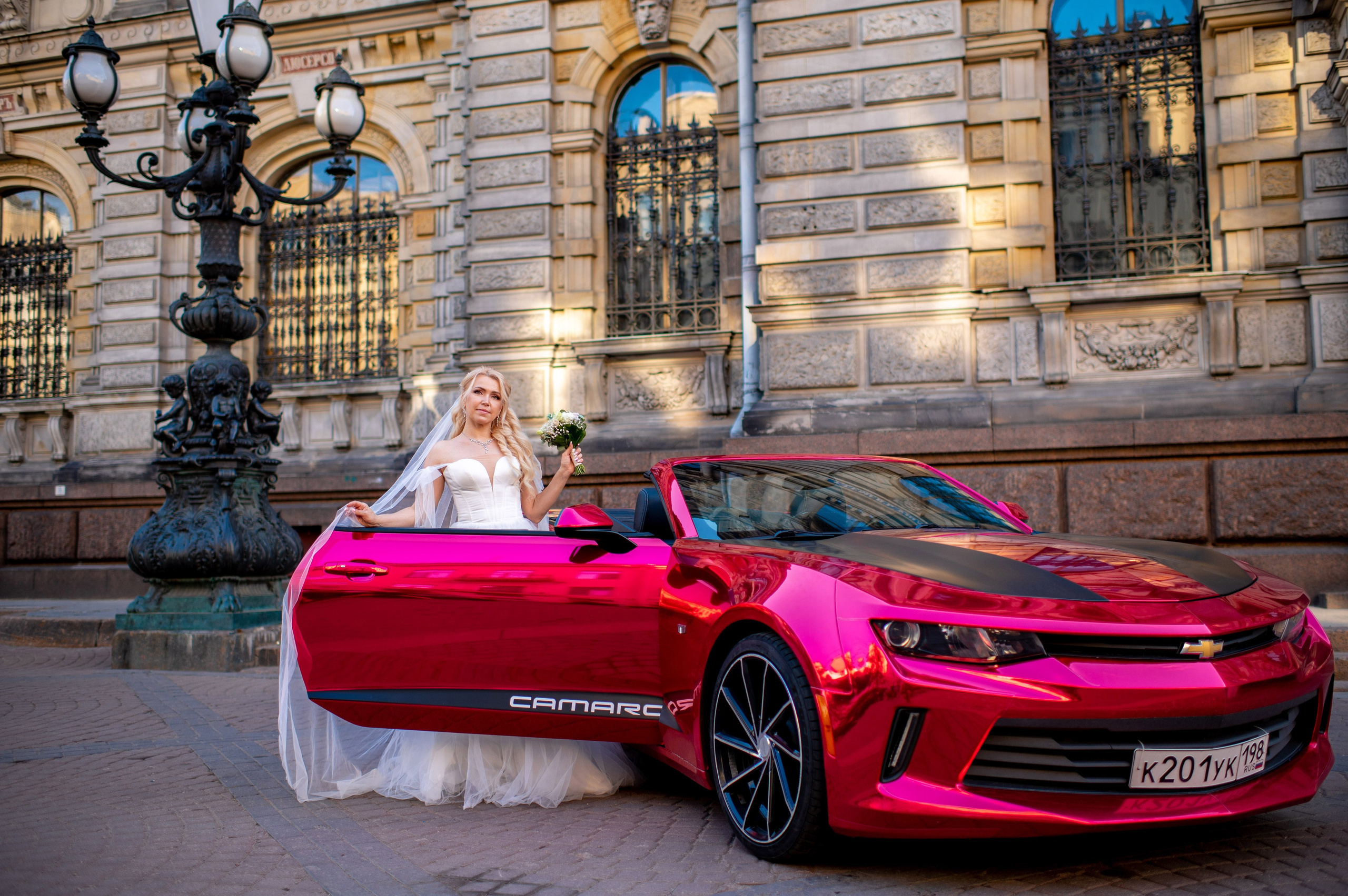 Евгения (фотосессия с малиновым chevrolet camaro, в сирени в Пушкине в Екатерининском парке). Портретный, семейный и свадебный фотограф в Санкт-Петербурге и в Пушкине Ширяев Денис