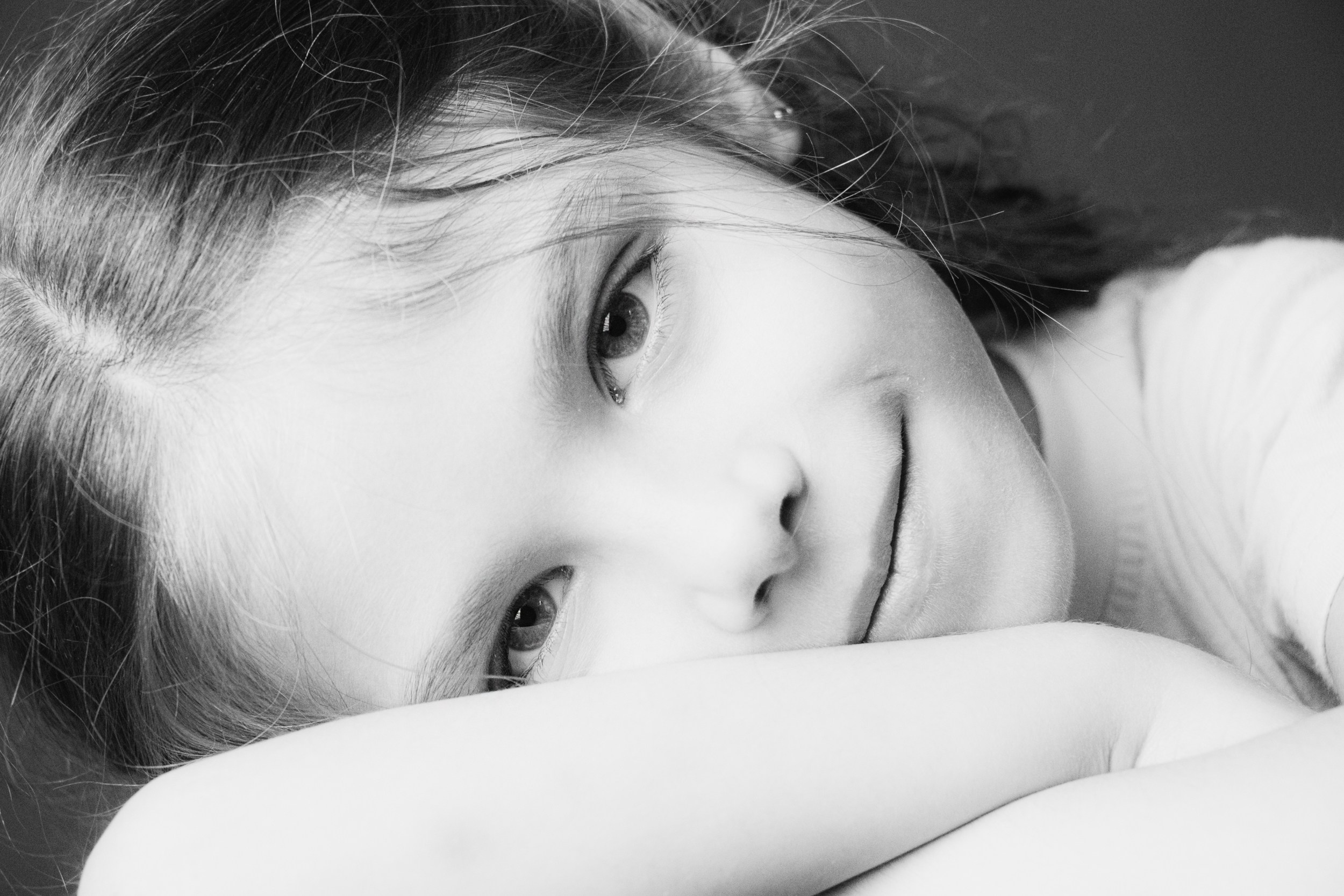 Красивая маленькая девочка улыбается в камеру